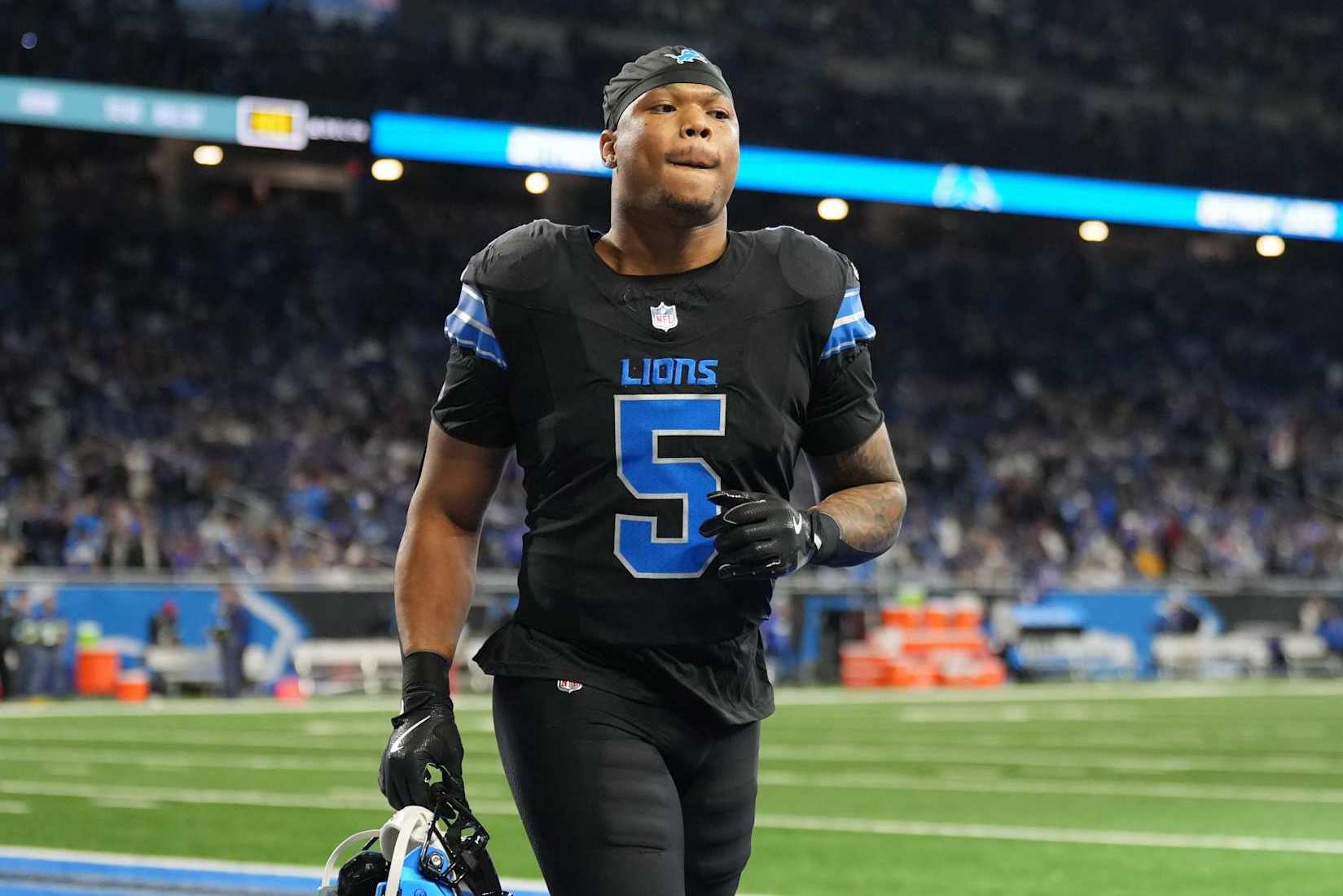 DETROIT, MICHIGAN - DECEMBER 15: David Montgomery #5 of the Detroit Lions jogs across the field before the game against the Buffalo Bills at Ford Field on December 15, 2024 in Detroit, Michigan. (Photo by Nic Antaya/Getty Images)