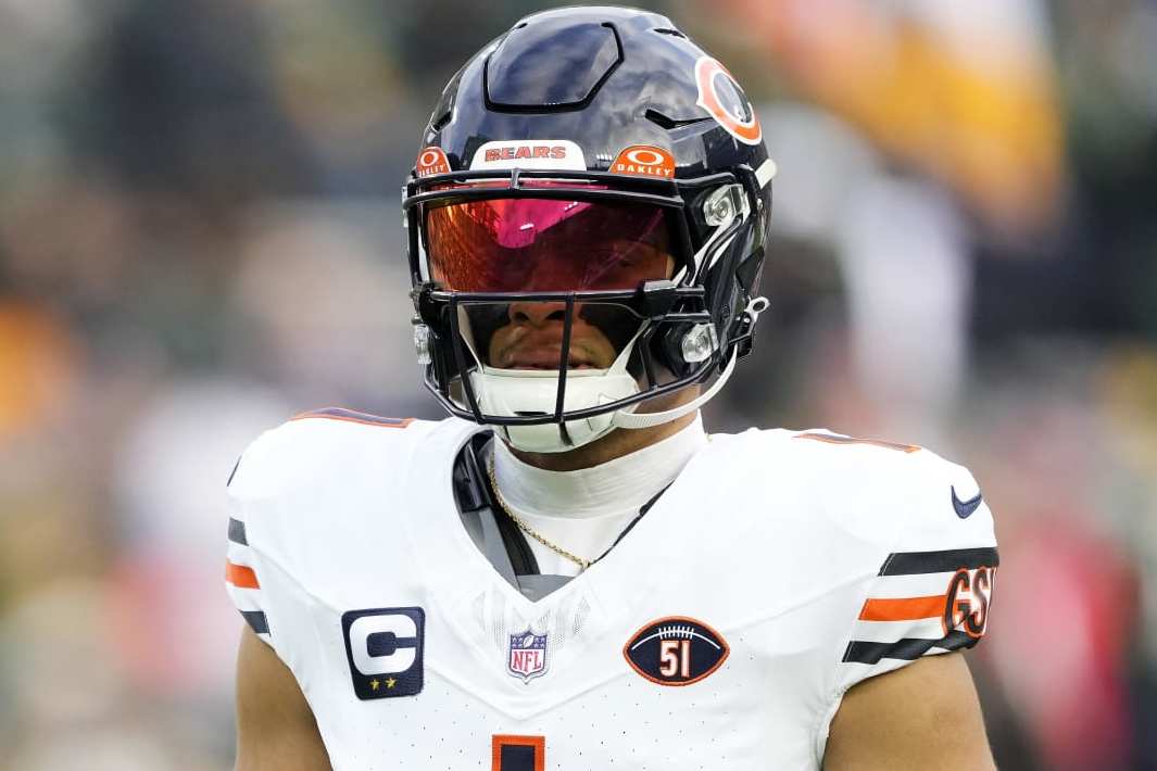 GREEN BAY, WISCONSIN - JANUARY 07: Justin Fields #1 of the Chicago Bears warms up before a game against the Green Bay Packers at Lambeau Field on January 07, 2024 in Green Bay, Wisconsin. (Photo by Patrick McDermott/Getty Images)