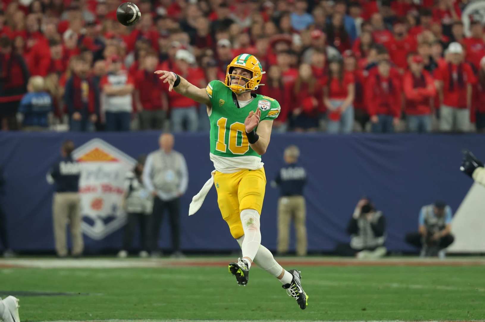 GLENDALE, AZ - JANUARY 01: Oregon Ducks quarterback Bo Nix (10) makes a pass agaisnt the Liberty Flames during the second half of Vrbo Fiesta Bowl college football game between the Oregon Ducks and the Liberty Flames on January 1, 2024, at State Farm Stadium in Phoenix, AZ. (Photo by Zac BonDurant/Icon Sportswire via Getty Images)