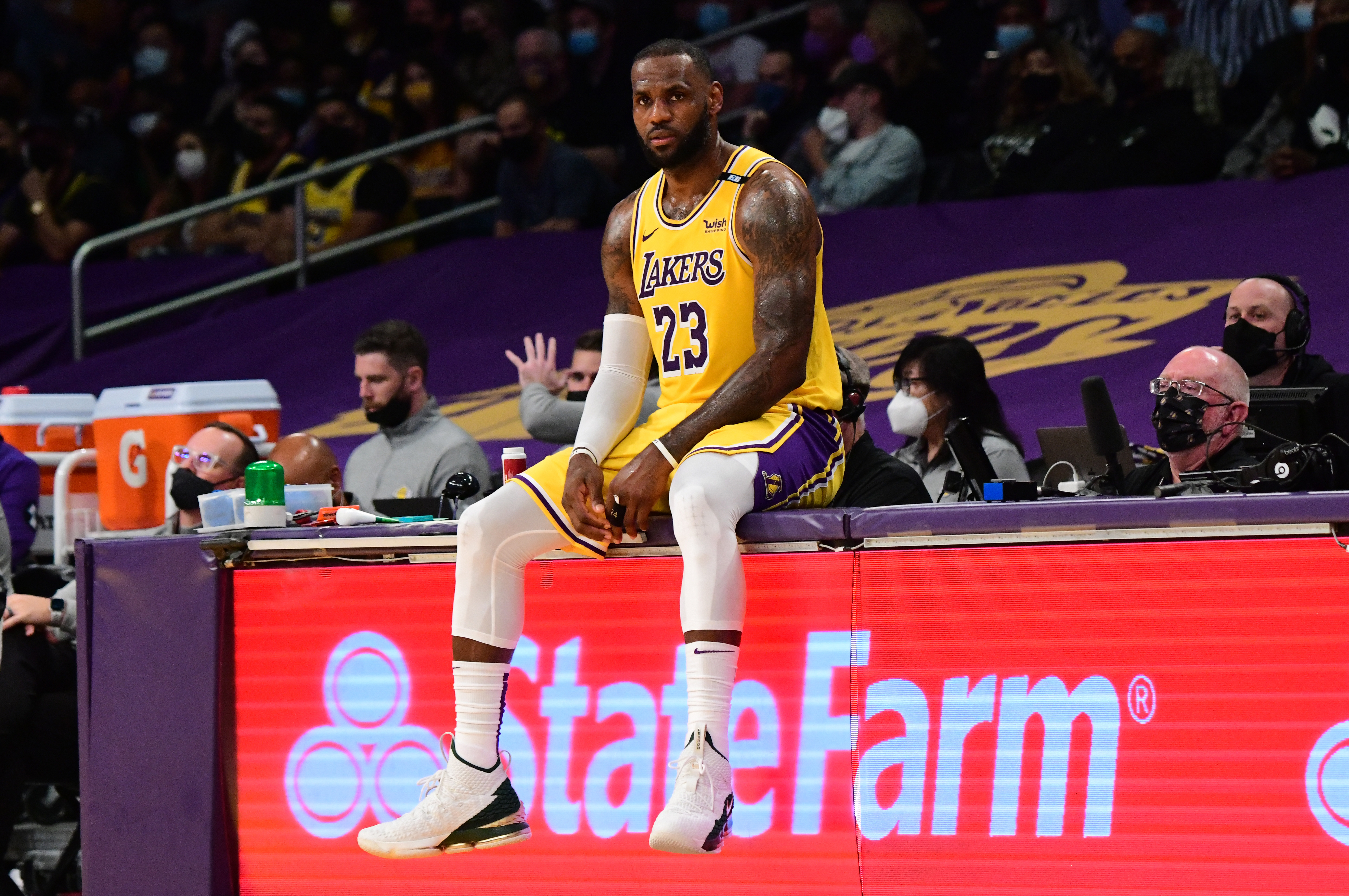 Will Lakers retire both of LeBron James' jersey numbers when he