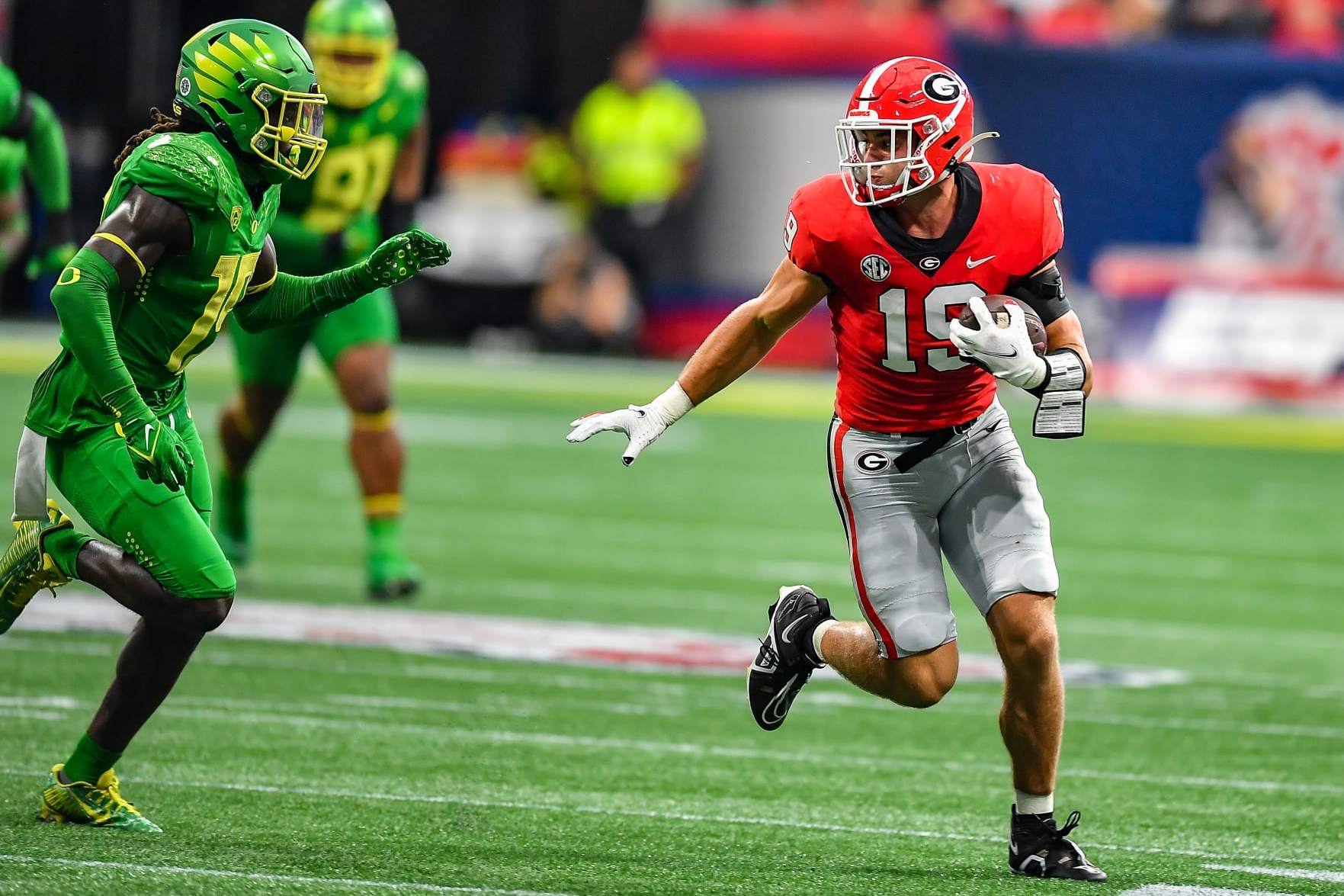 ATLANTA, GA SEPTEMBER 03: Georgia tight end Brock Bowers (19) runs with the ball after a reception during the Chick-Fil-A Kickoff Game between the Oregon Ducks and the Georgia Bulldogs on September 3rd, 2022 at Mercedes-Benz Stadium in Atlanta, GA. (Photo by Rich von Biberstein/Icon Sportswire via Getty Images)