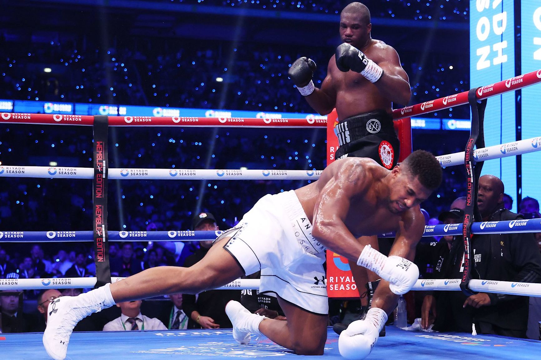 LONDON, ENGLAND - SEPTEMBER 21: Daniel Dubois knocks out Anthony Joshua during the IBF World Heavyweight Title fight between Daniel Dubois and Anthony Joshua, on the Riyadh Season - Wembley Edition card at Wembley Stadium on September 21, 2024 in London, England. (Photo by Richard Pelham/Getty Images)