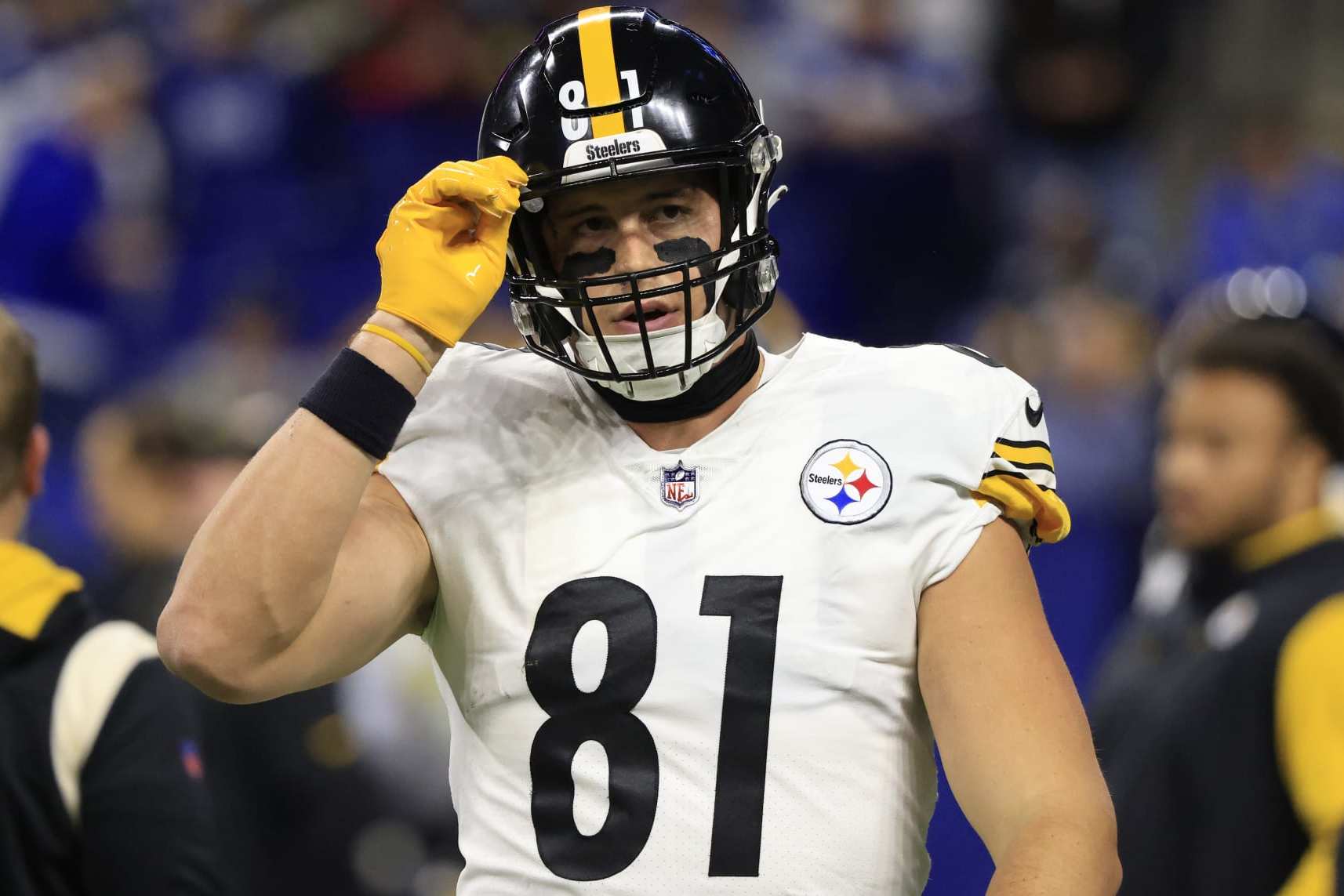 Pittsburgh Steelers tight end Zach Gentry (81) lines up during the first  half of an NFL football game against the Atlanta Falcons, Sunday, Dec. 4,  2022, in Atlanta. The Pittsburgh Steelers won