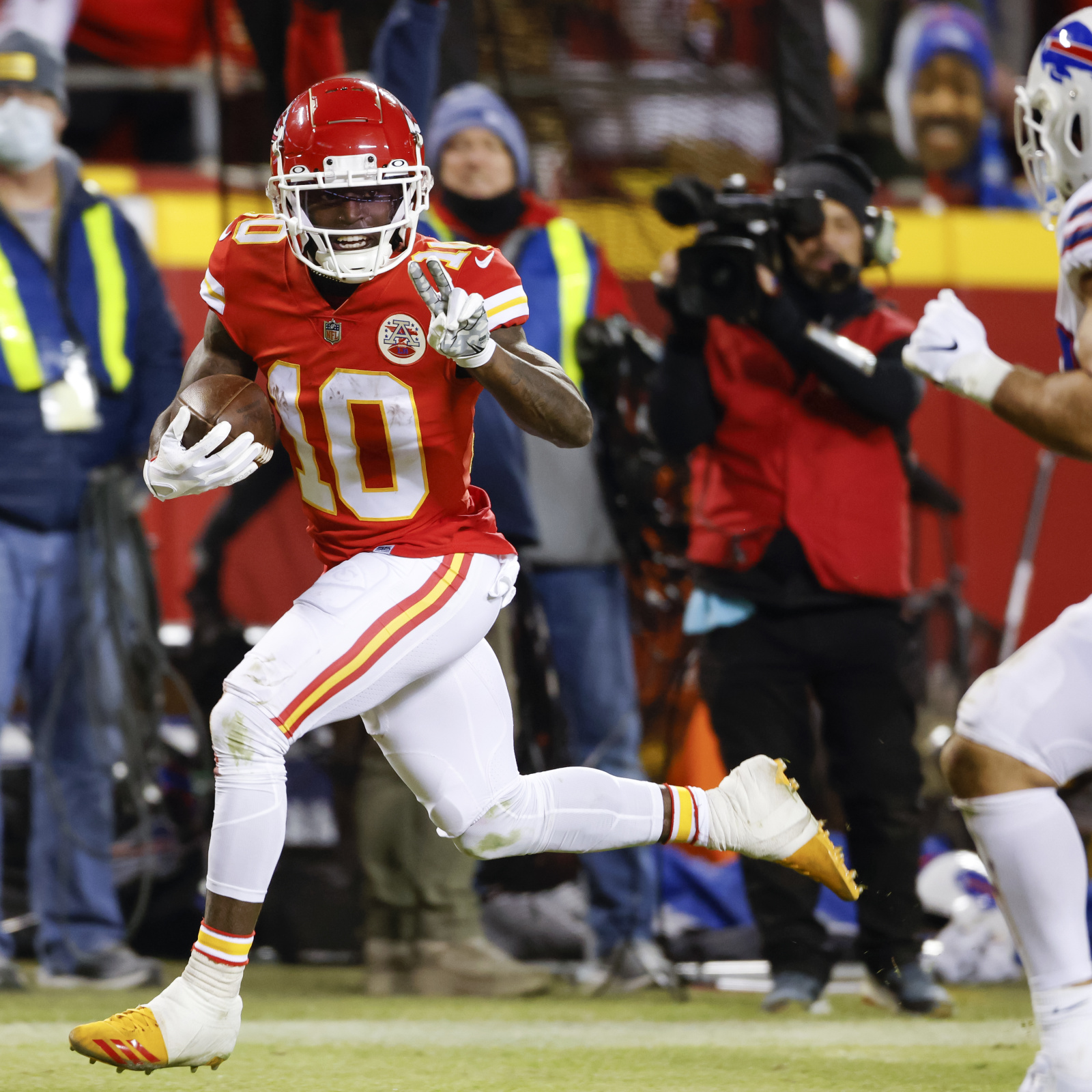 Chiefs' Tyreek Hill Fined $10,300 for Flashing Peace Sign at Bills Player, News, Scores, Highlights, Stats, and Rumors