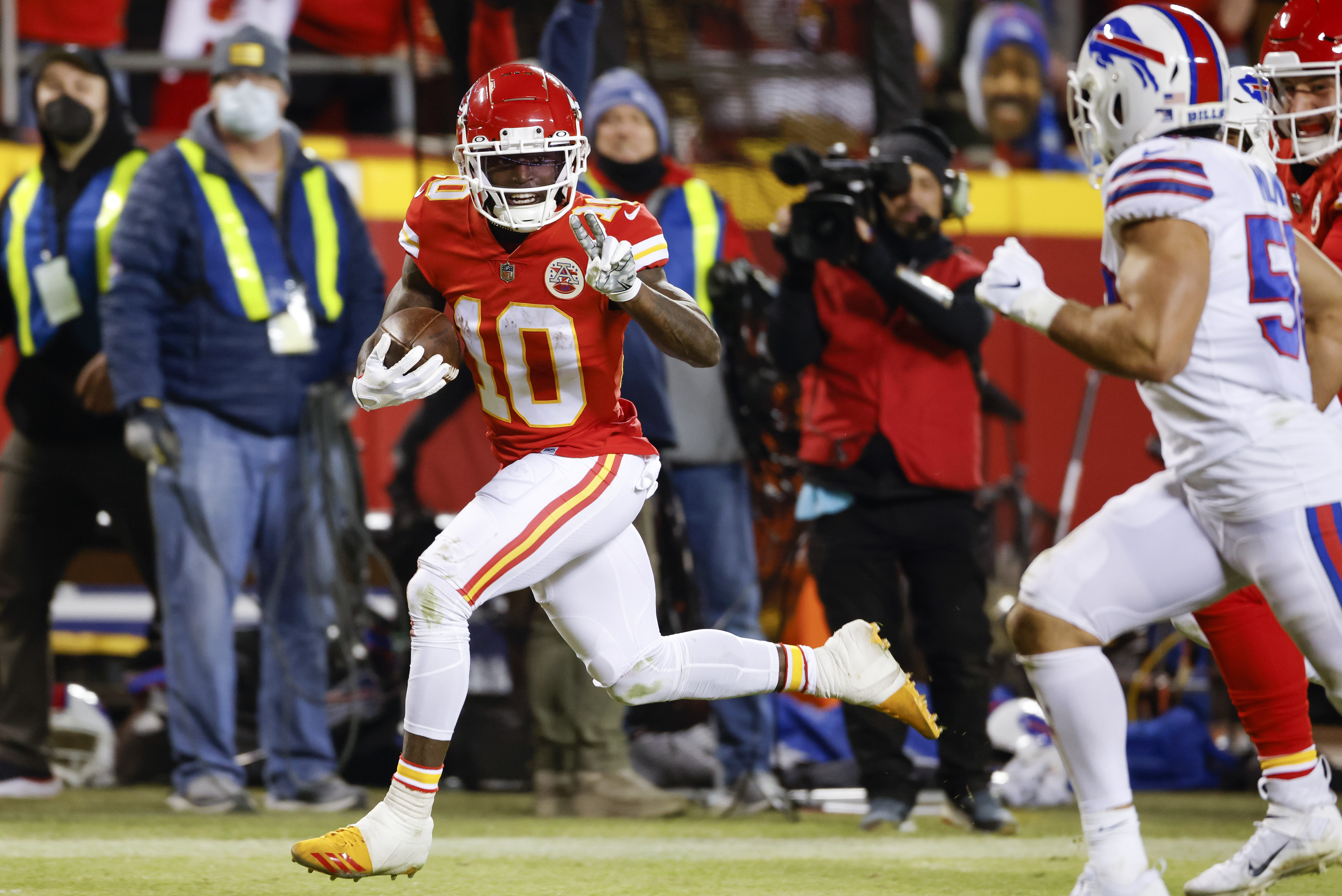 Chiefs' Tyreek Hill Fined $10,300 for Flashing Peace Sign at Bills