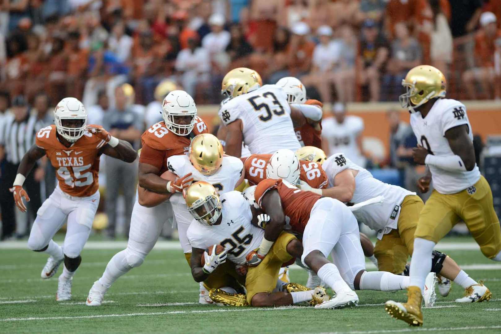 04 September 2016: Notre Dame RB Tarean Folston (25) is swarmed by the Longhorns defense during game at Darrell K. Royal - Texas Memorial Stadium in Austin, TX. (Photo by John Rivera/Icon Sportswire via Getty Images)