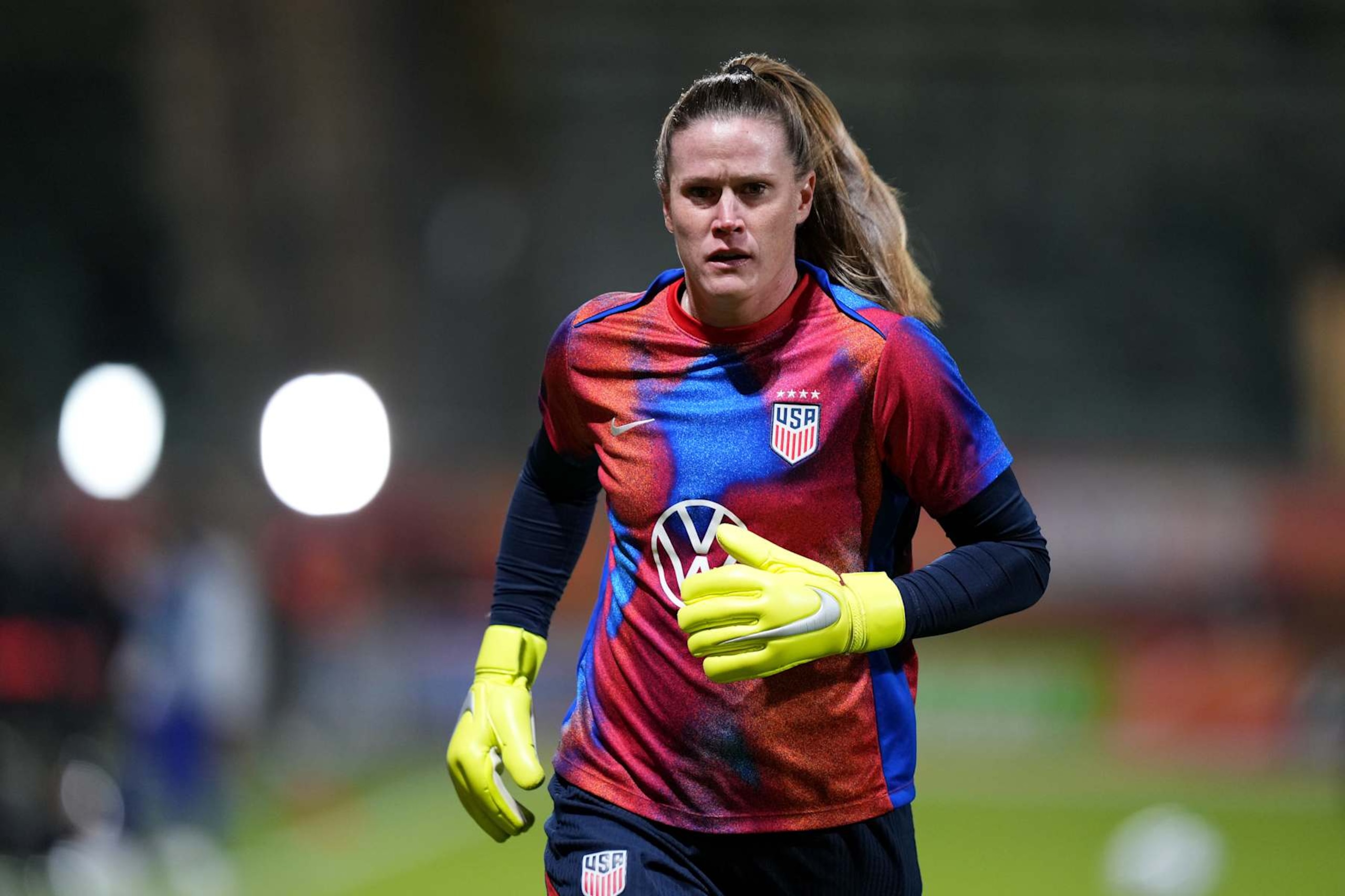 THE HAGUE, NETHERLANDS - DECEMBER 03: Alyssa Naeher of the United States warms up prior to the international friendly match between Netherlands and United States at ADO Den Haag Stadion on December 03, 2024 in The Hague, Netherlands. (Photo by Pau Barrena/Getty Images) THE HAGUE, NETHERLANDS - DECEMBER 03: Alyssa Naeher of the United States warms up prior to the international friendly match between Netherlands and United States at ADO Den Haag Stadion on December 03, 2024 in The Hague, Netherlands. (Photo by Pau Barrena/Getty Images)