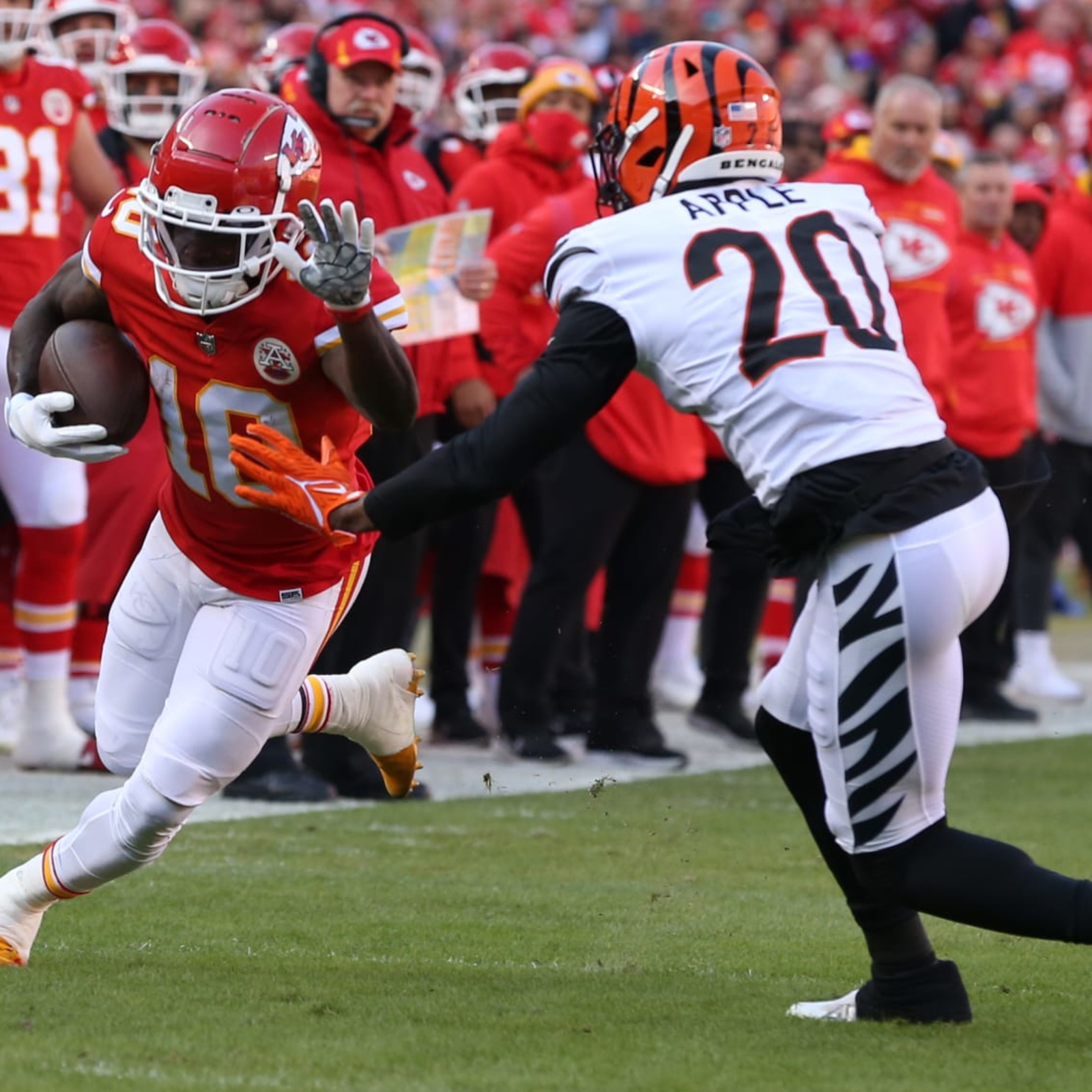 Dolphins: Eli Apple's honest admission on playing with Tyreek Hill after  contract signing