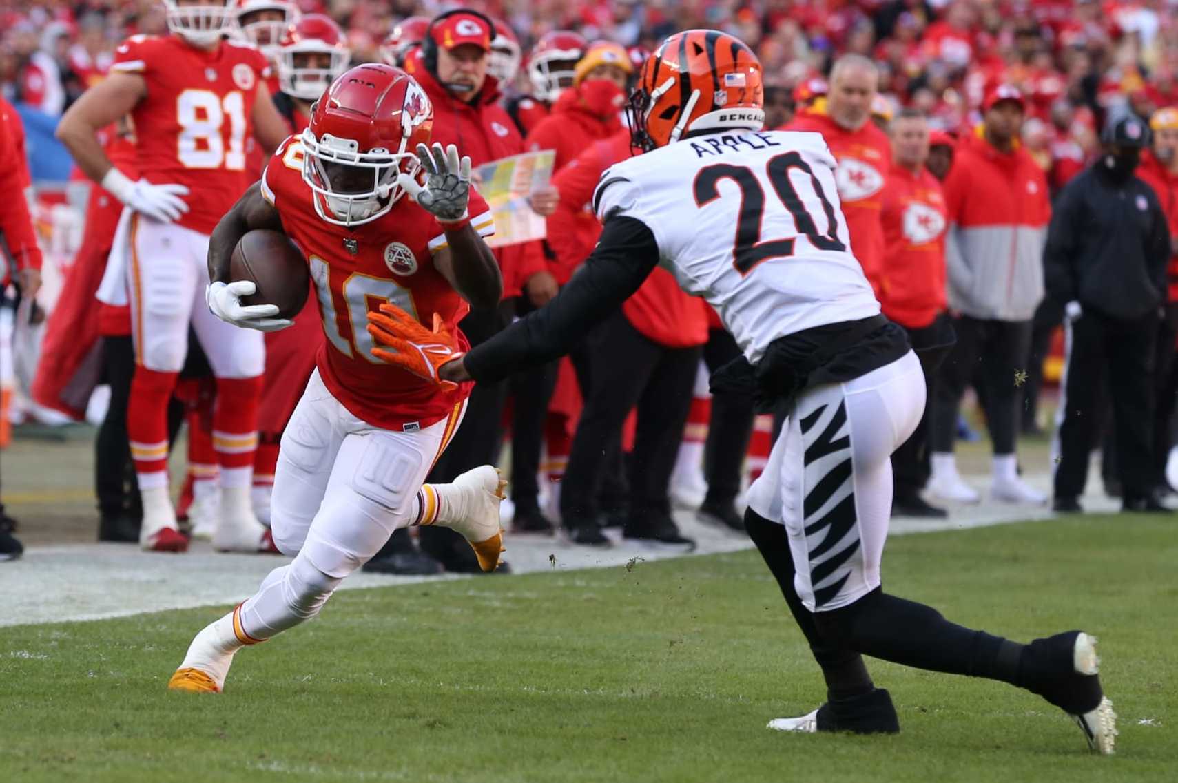 Dolphins: Eli Apple's honest admission on playing with Tyreek Hill after  contract signing