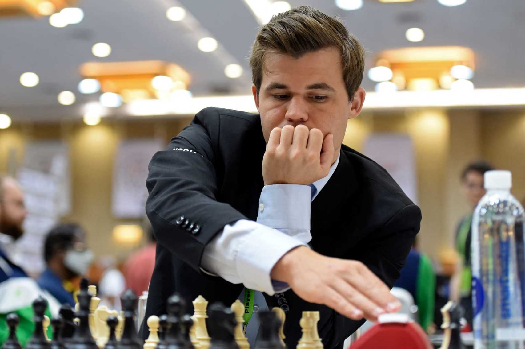 Hans Niemann Beats Magnus Carlsen in Just 2 Moves 