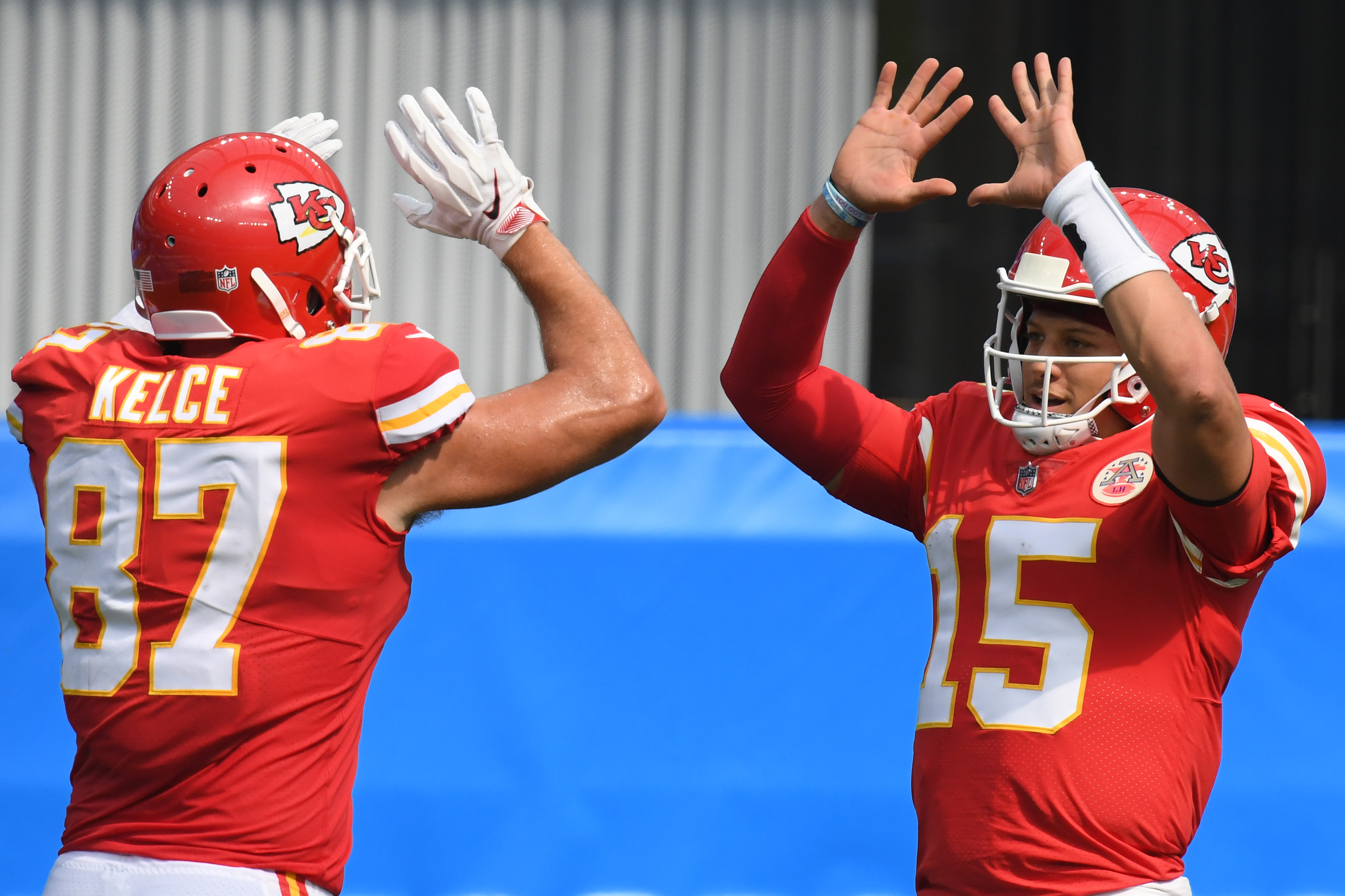 Patrick Mahomes reacts to Travis Kelce's awful pitch for MLB side