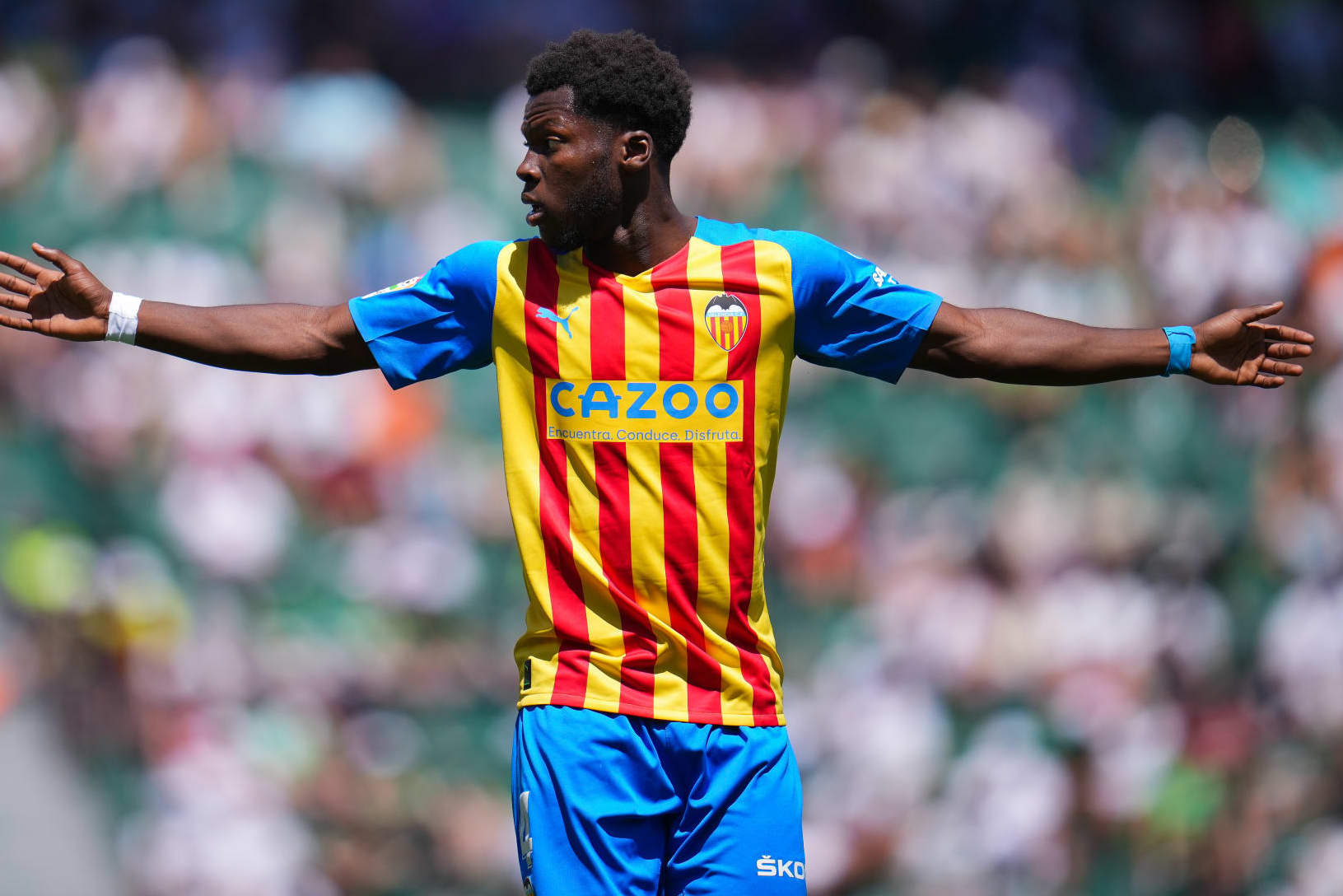 ELCHE, SPAIN - APRIL 23: Yunus Musah of Valencia CF gestures during the LaLiga Santander match between Elche CF and Valencia CF at Estadio Manuel Martinez Valero on April 23, 2023 in Elche, Spain. (Photo by Aitor Alcalde Colomer/Getty Images)