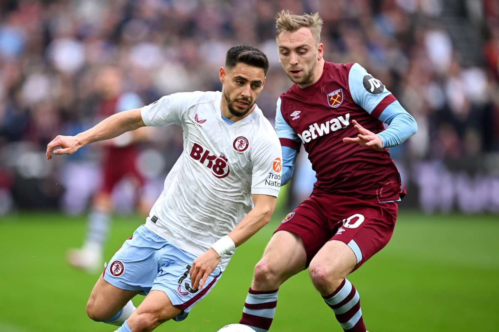 LONDON, ENGLAND - MARCH 17: Alex Moreno of Aston Villa runs with the ball whilst under pressure from Jarrod Bowen of West Ham United during the Premier League match between West Ham United and Aston Villa at London Stadium on March 17, 2024 in London, England. (Photo by Justin Setterfield/Getty Images)