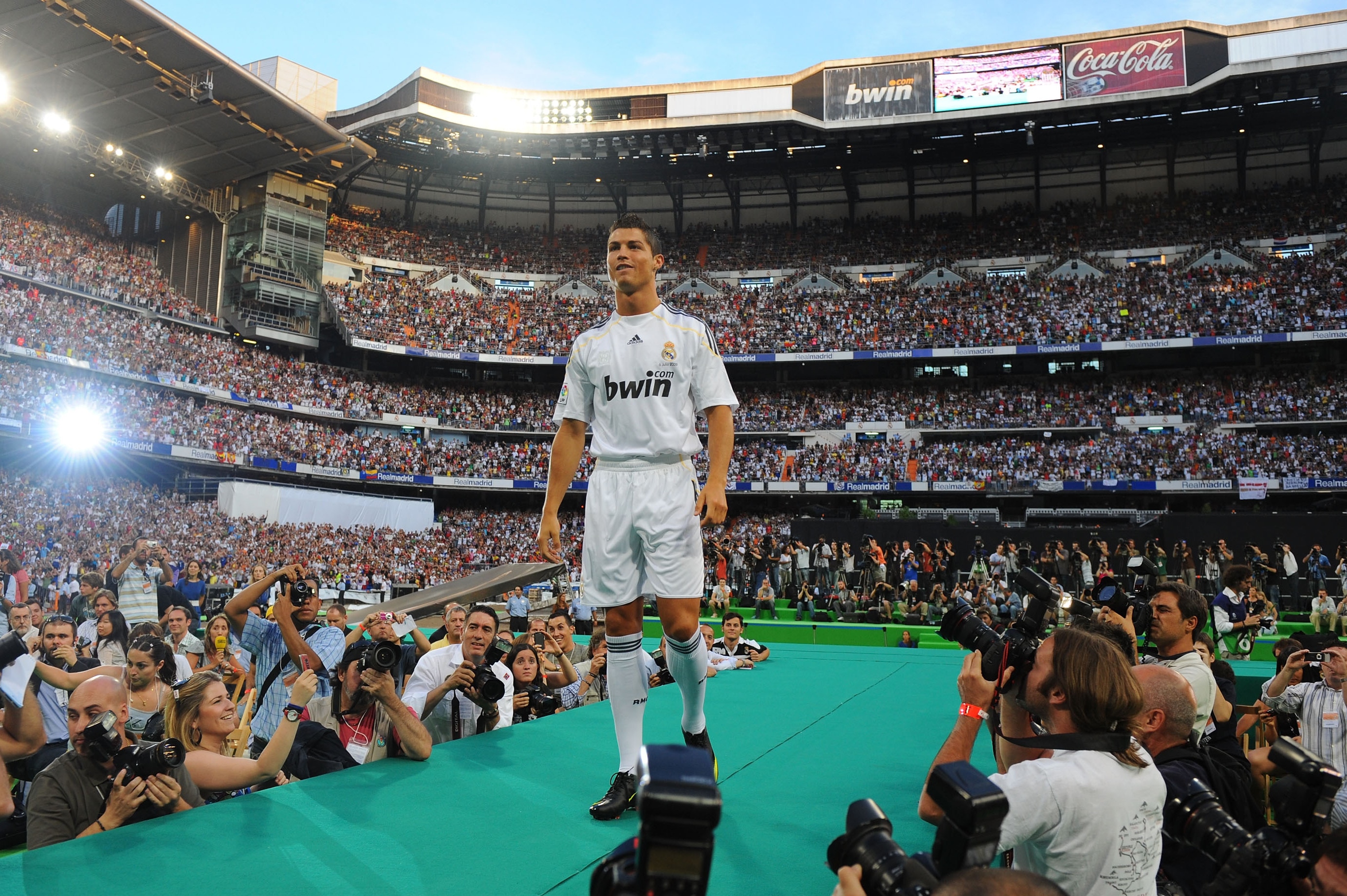 MADRID, SPAIN - JULY 06:  New Real Madrid player Cristiano Ronaldo is presented to a full house at the Santiago Bernabeu stadium on July 6, 2009 in Madrid, Spain.  (Photo by Denis Doyle/Getty Images)