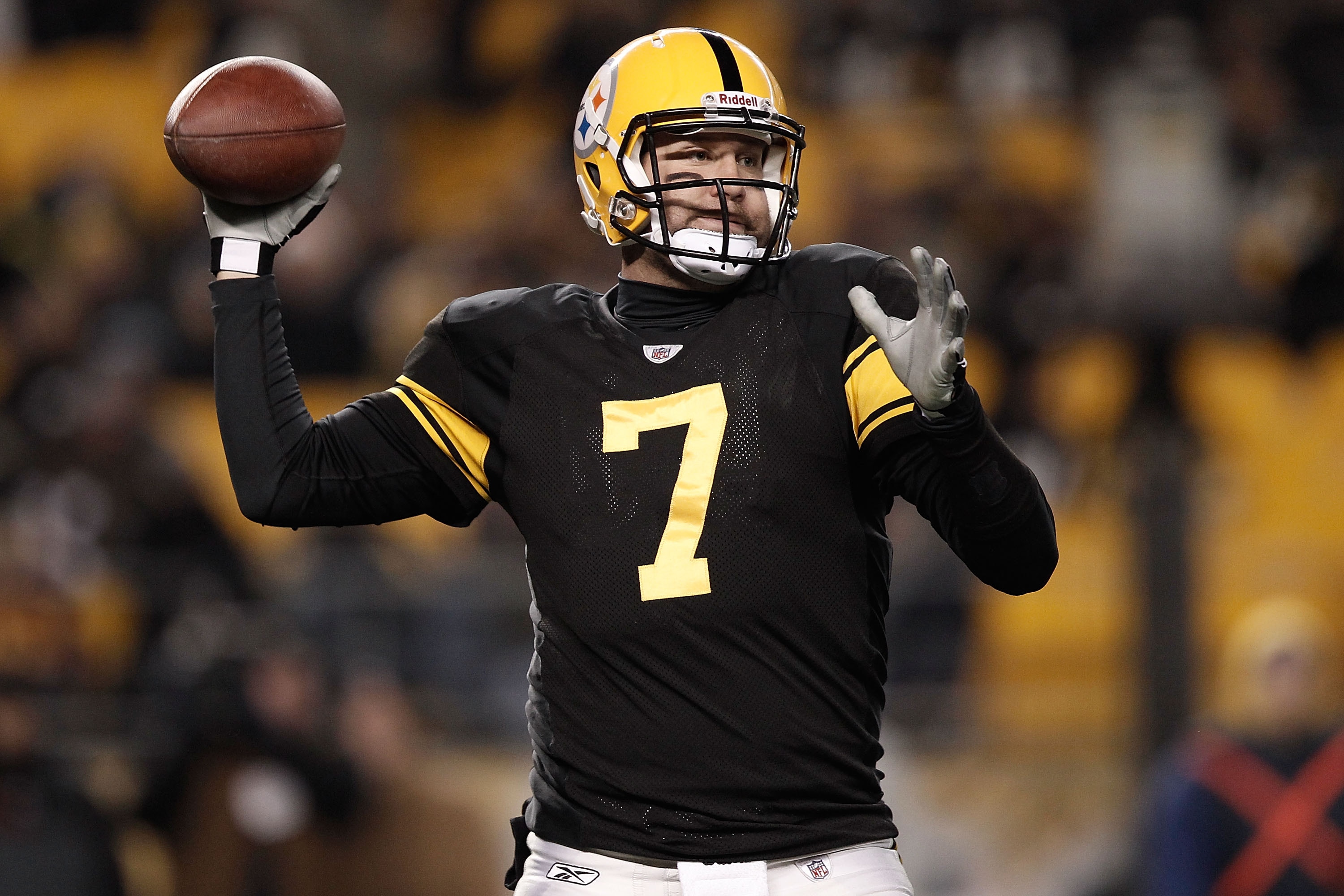 PITTSBURGH, PA - DECEMBER 08: Ben Roethlisberger #7 of the Pittsburgh Steelers throws a pass against the Cleveland Browns during the game on December 8, 2011 at Heinz Field in Pittsburgh, Pennsylvania. (Photo by Jared Wickerham/Getty Images)