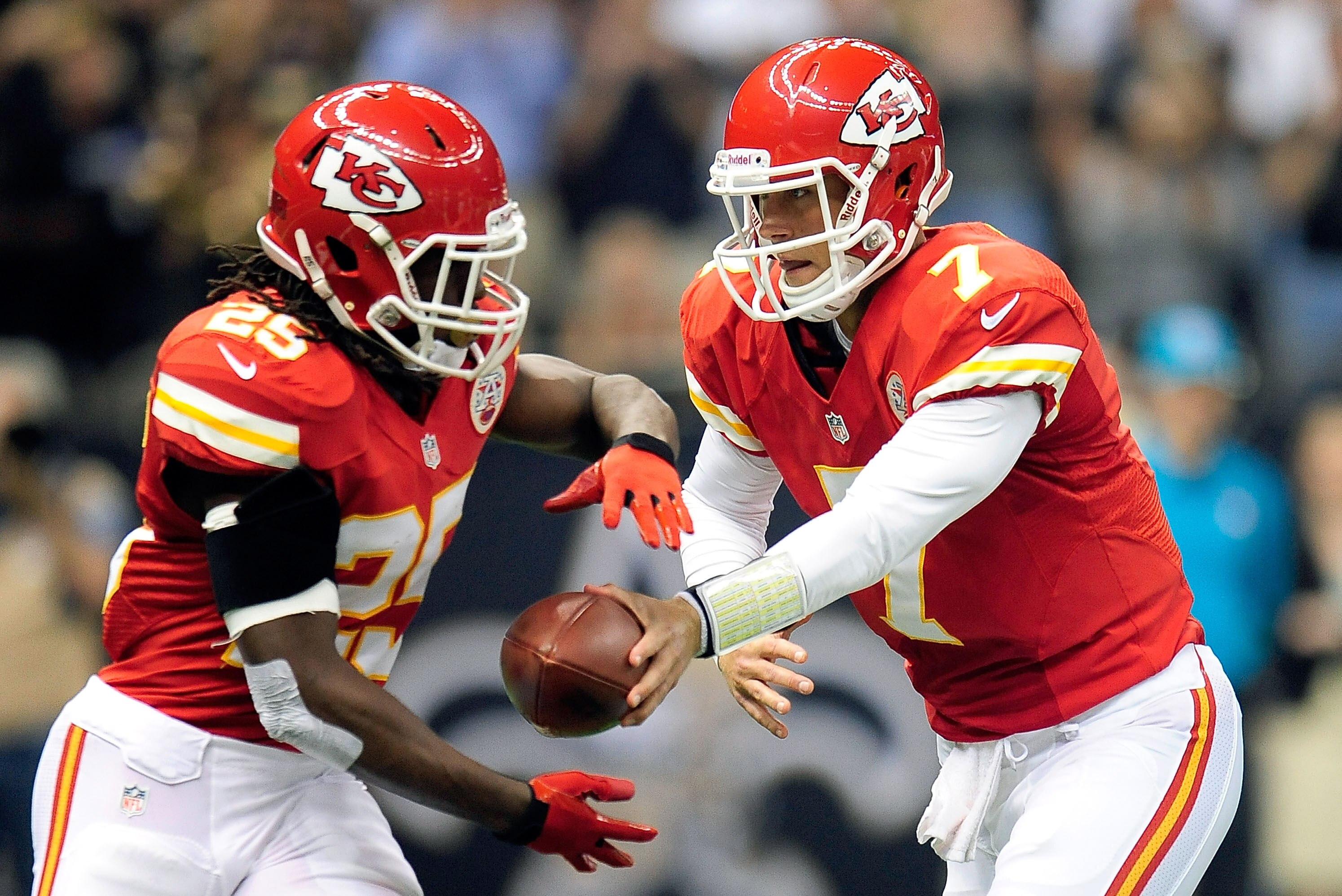 NEW ORLEANS, LA - SEPTEMBER 23: Jamaal Charles #25 of the Kansas City Chiefs takes a hand off from Matt Cassel #7 during a game against the New Orleans Saints at the Mercedes-Benz Superdome on September 23, 2012 in New Orleans, Louisiana. (Photo by Stacy Revere/Getty Images)