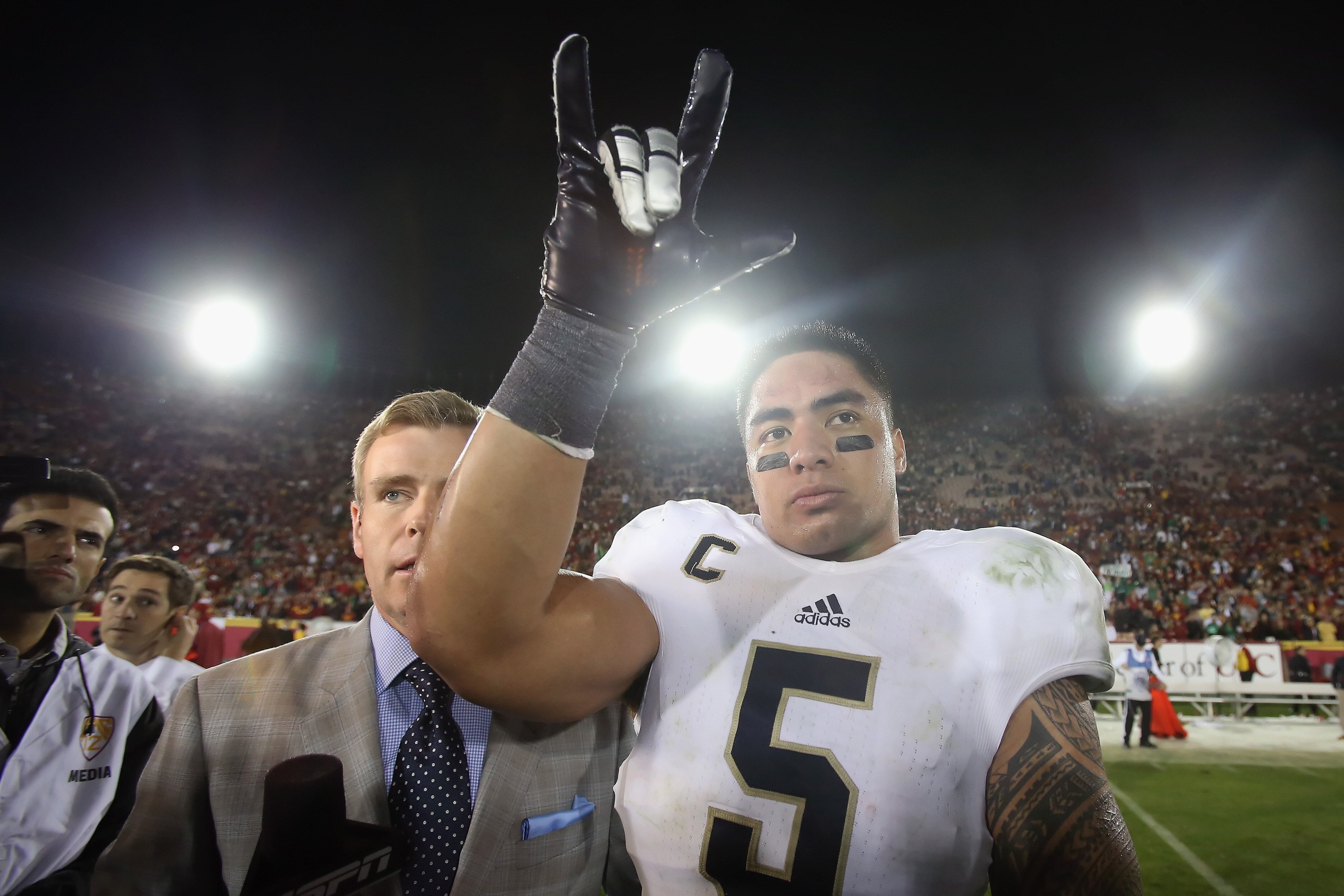 LOS ANGELES, CA - NOVEMBER 24: Linebacker Manti Te'o #5 of the Notre Dame Fighting Irish celebrates his teams 22-13 victory over the USC Trojans at Los Angeles Memorial Coliseum on November 24, 2012 in Los Angeles, California. (Photo by Jeff Gross/Getty Images)