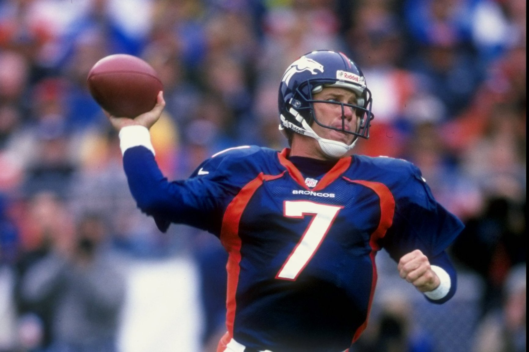 21 Sep 1997: Quarterback John Elway #7 of the Denver Broncos prepares to throw a pass during a game against the Cincinnati Bengals at the Mile High Stadium in Denver, Colorado. The Broncos defeated the Bengals 38-20. Mandatory Credit: Stephen Dunn /Allsport