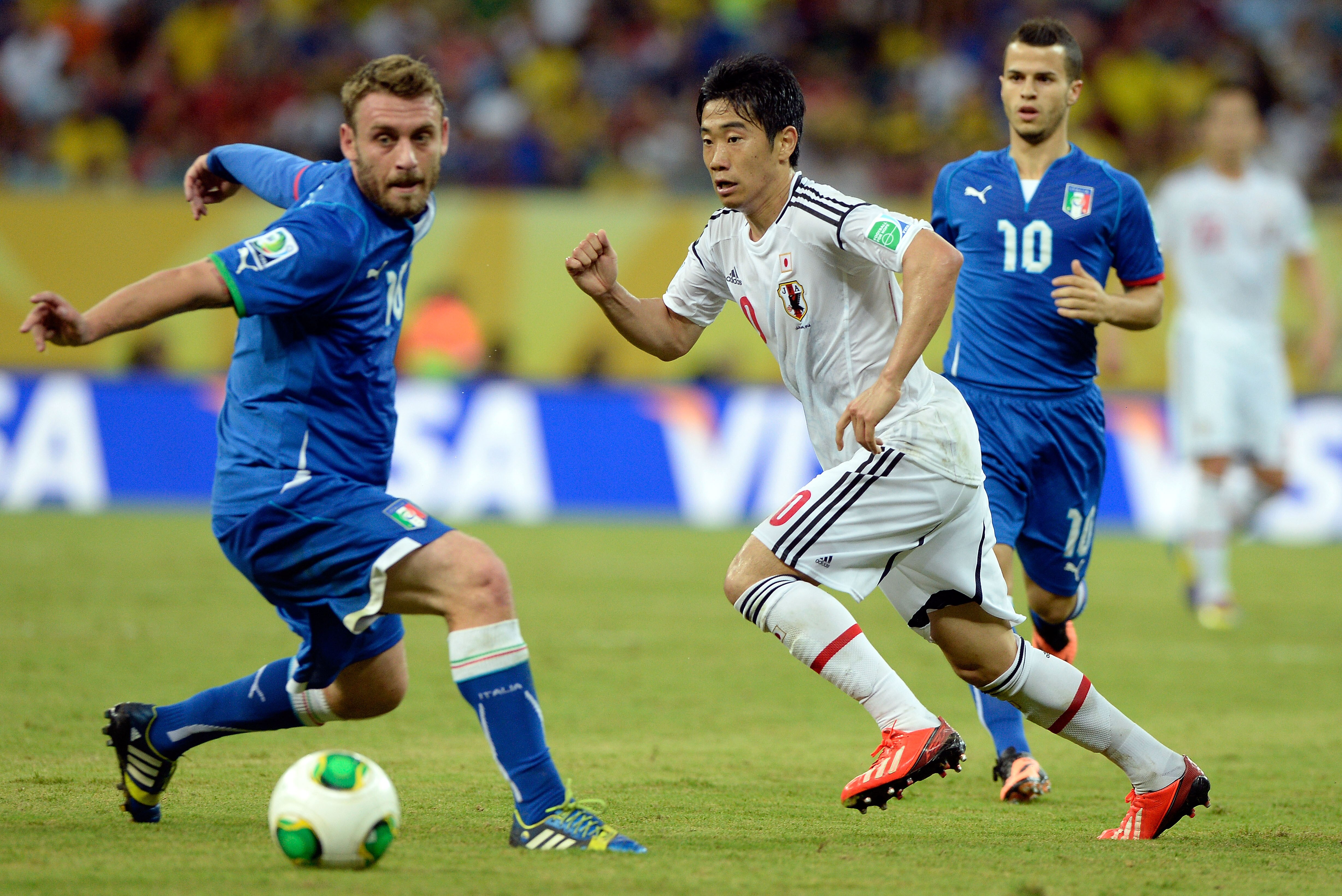 RECIFE, BRAZIL - JUNE 19: Daniele De Rossi of Italy competes with Shinji Kagawa of Japan during the FIFA Confederations Cup Brazil 2013 Group A match between Italy and Japan at Arena Pernambuco on June 19, 2013 in Recife, Brazil. (Photo by Claudio Villa/Getty Images)