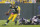 El quarterback Aaron Rodgers de los Packers de Green Bay se escapa en la bolsa durante el segundo tiempo del partido contra los Vikings de Minnesota, el jueves 2 de octubre de 2014. Los Packers ganaron 42-10.(AP Foto/Mike Roemer)