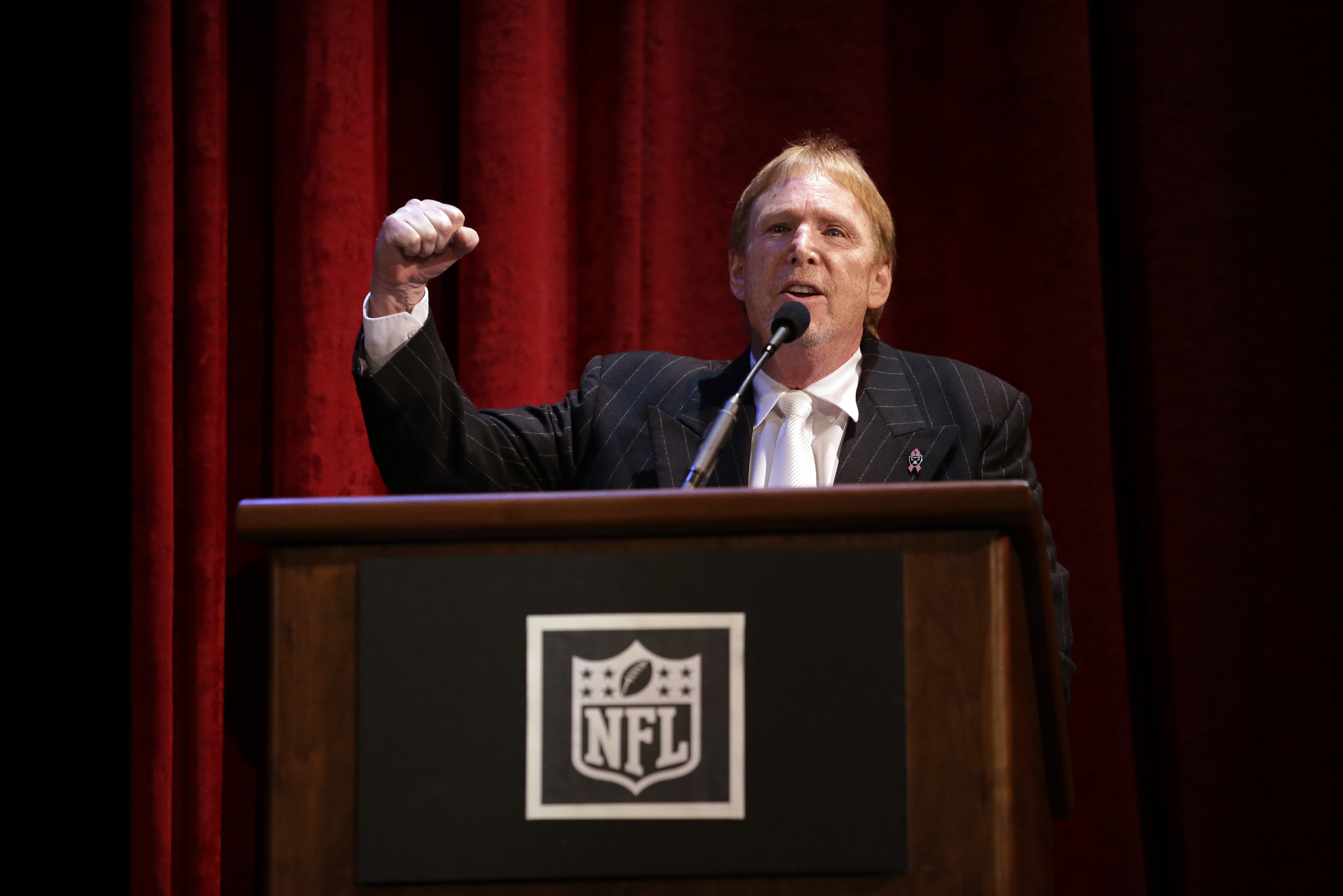 Oakland Raiders owner Mark Davis speaks to fans during a hearing hosted by the NFL to gather comments from football fans on the possible relocation of the team Thursday, Oct. 29, 2015, in Oakland , Calif. (AP Photo/Marcio Jose Sanchez)