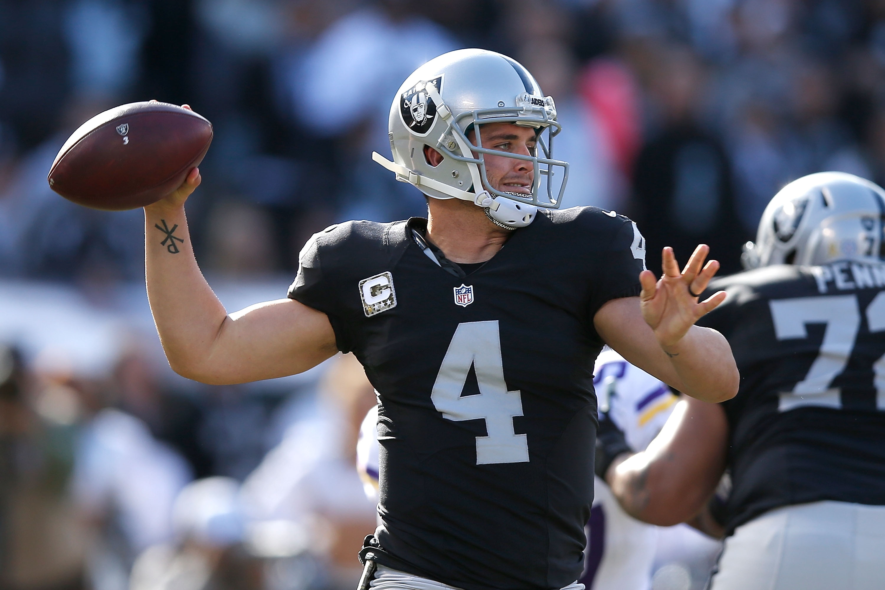 OAKLAND, CA - NOVEMBER 15: Quarterback Derek Carr #4 of the Oakland Raiders looks downfield against the Minnesota Vikings in the first quarterat O.co Coliseum on November 15, 2015 in Oakland, California. (Photo by Ezra Shaw/Getty Images)