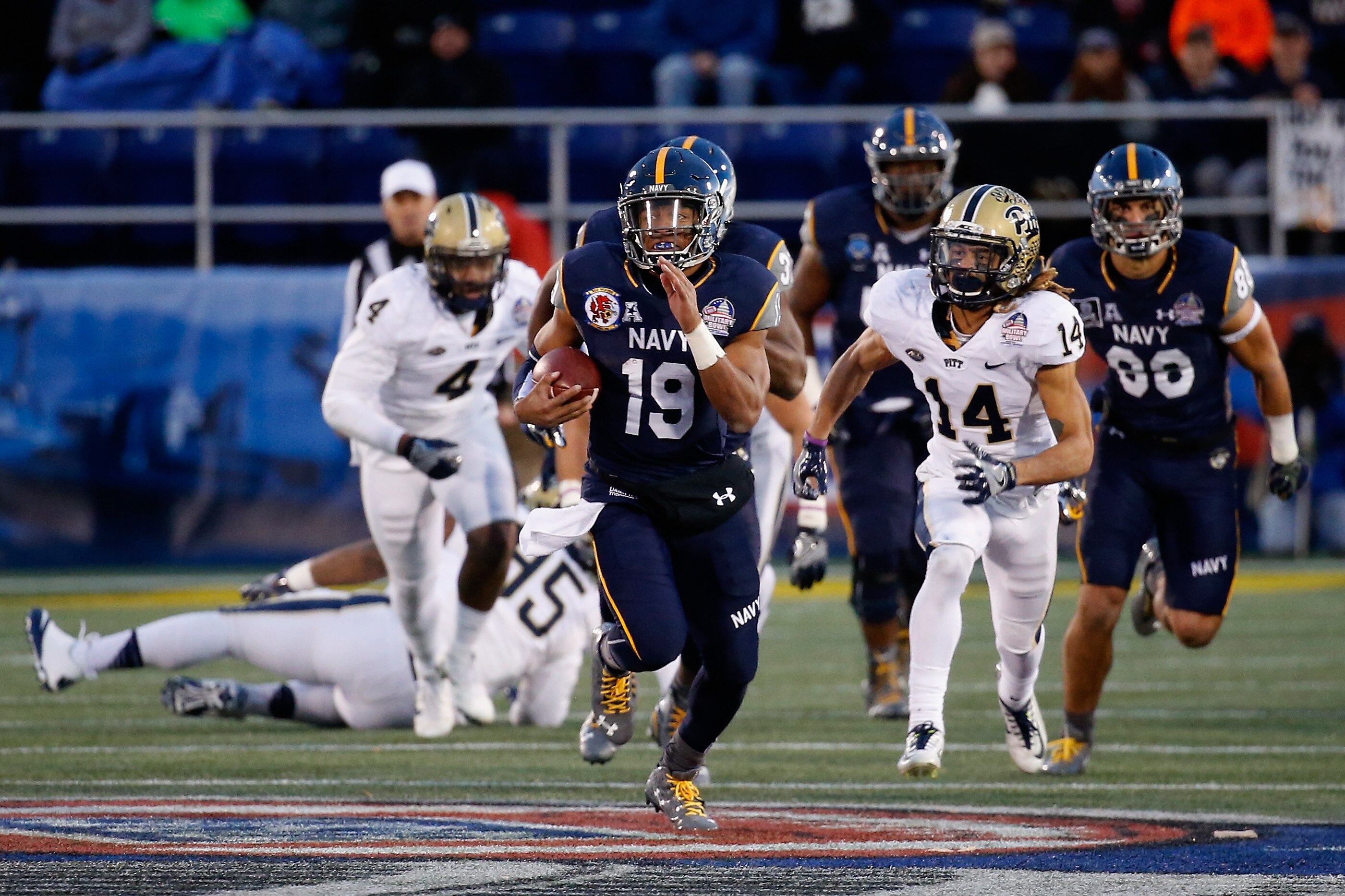 ANNAPOLIS, MD - DECEMBER 28: Keenan Reynolds #19 of the Navy Midshipmen rushes the ball against the Pittsburgh Panthers in the third quarter of their 44-28 win during the Military Bowl at Navy-Marine Corps Memorial Stadium on December 28, 2015 in Annapolis, Maryland. (Photo by Rob Carr/Getty Images)