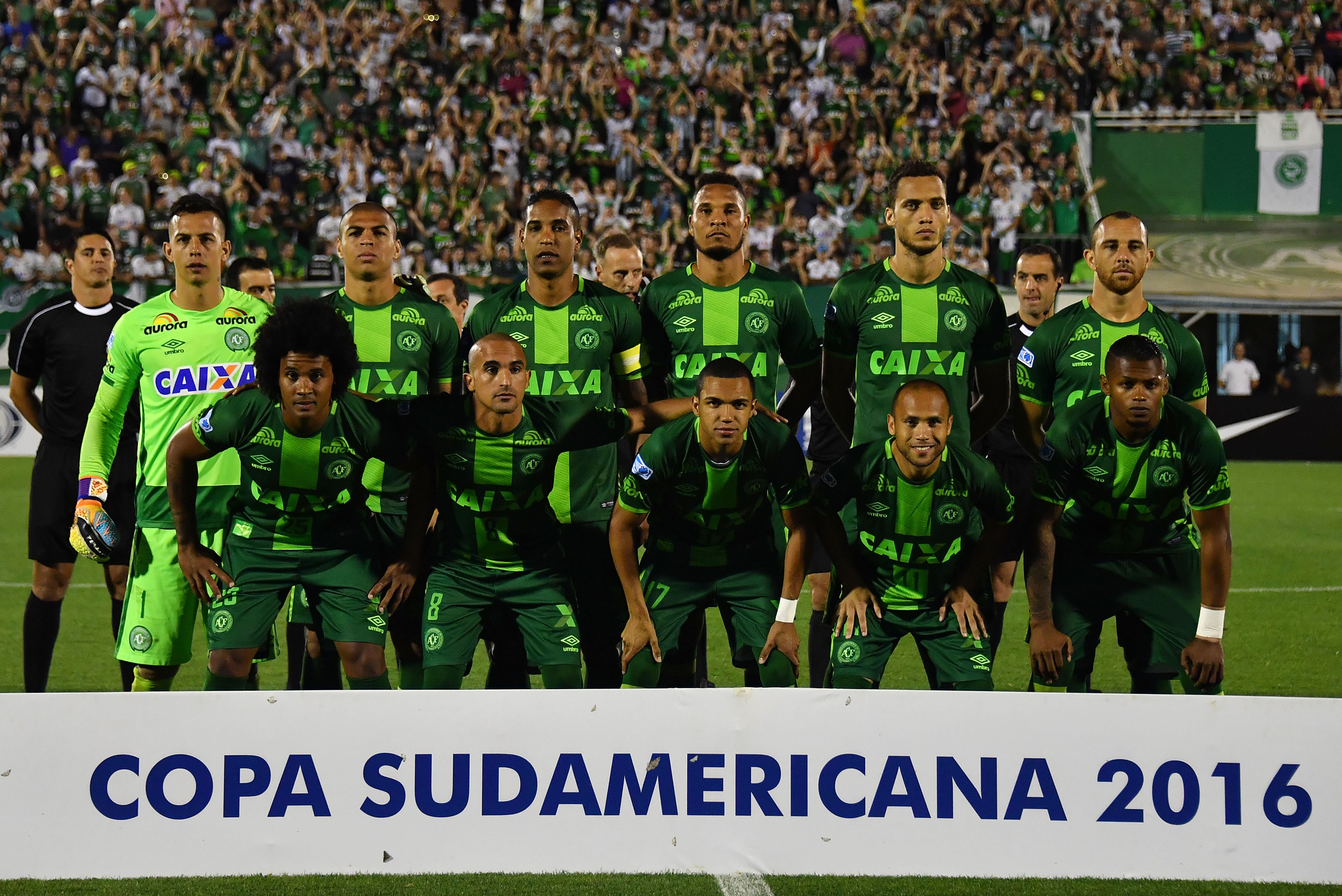Brazil's Chapecoense players pose for pictures during their 2016 Copa Sudamericana semifinal second leg football match against Argentina's San Lorenzo held at Arena Conda stadium, in Chapeco, Brazil, on November 23, 2016. / AFP / NELSON ALMEIDA (Photo credit should read NELSON ALMEIDA/AFP/Getty Images)