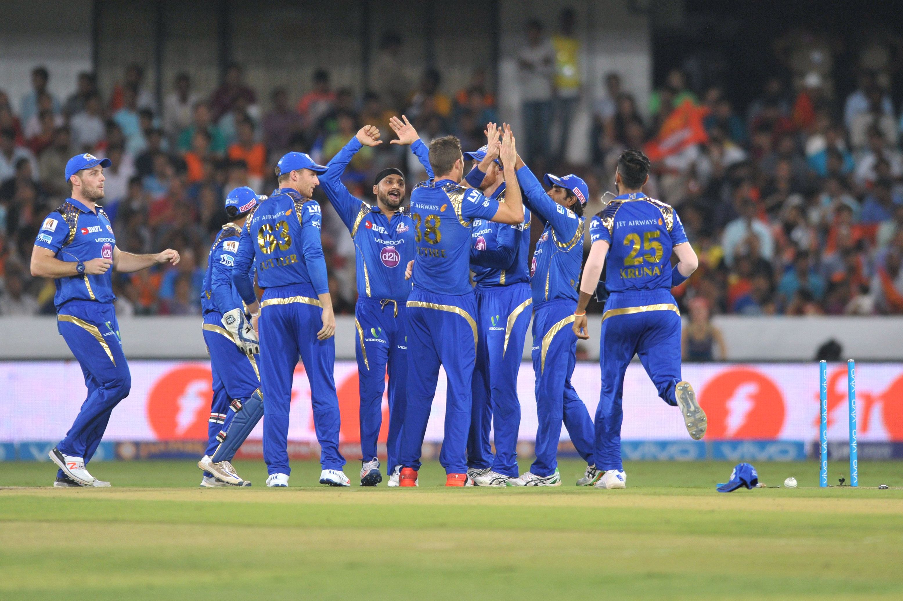 Mumbai Indians' Tim Southee (C) celebrate with teammates the wicket of Sunrisers Hyderabad Shikhar Dhawan during the 2016 Indian Premier League (IPL) Twenty20 cricket match between Sunrisers Hyderabad and Mumbai Indians at The Rajiv Gandhi International Stadium in Hyderabad on April 18, 2016. / AFP / NOAH SEELAM / ----IMAGE RESTRICTED TO EDITORIAL USE - STRICTLY NO COMMERCIAL USE----- / GETTYOUT (Photo credit should read NOAH SEELAM/AFP/Getty Images)