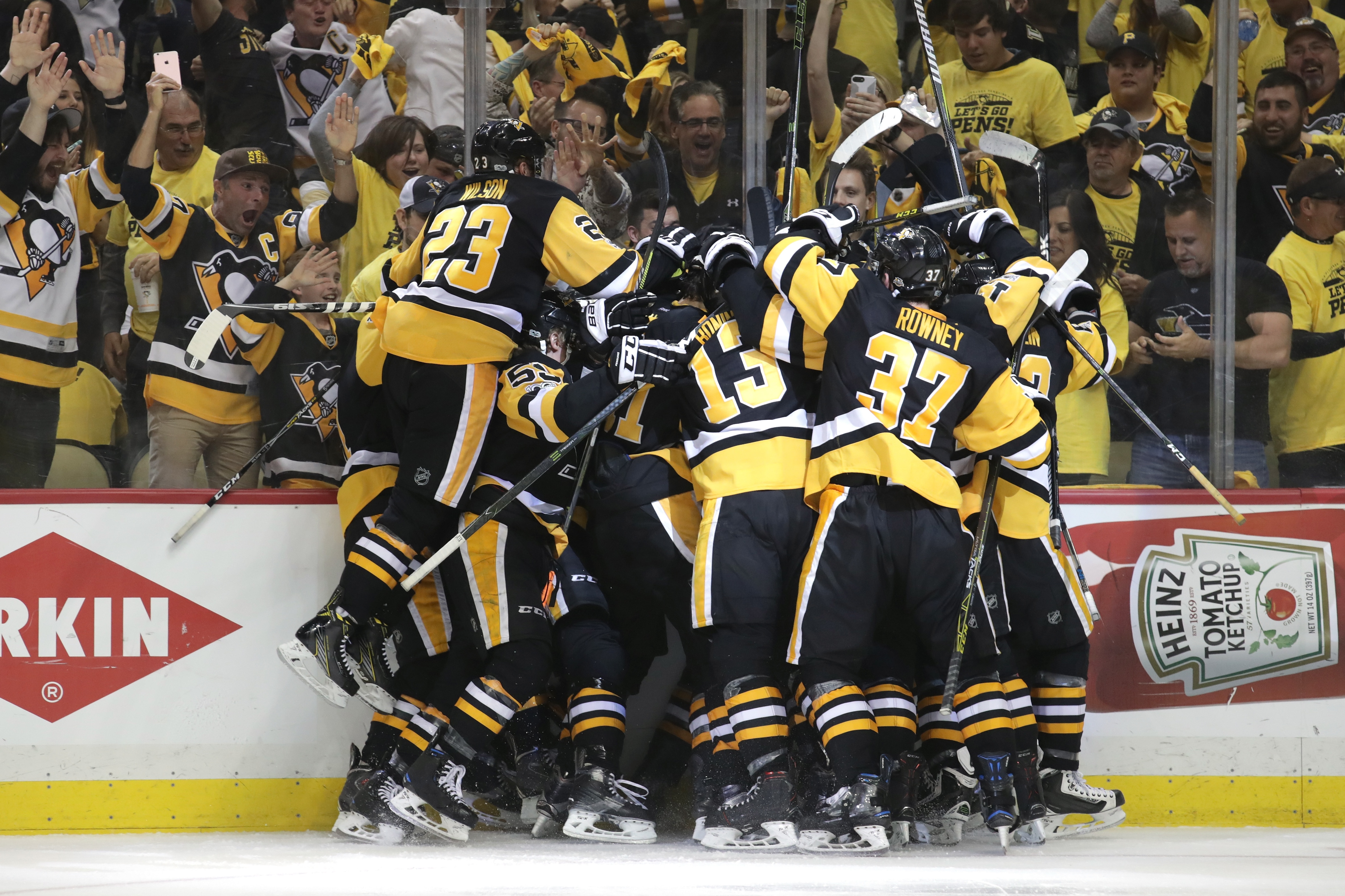 PITTSBURGH, PA - MAY 25: The Pittsburgh Penguins celebrate after Chris Kunitz #14 scored the game winning goal agianst Craig Anderson #41 of the Ottawa Senators in the second overtime with a score of 3 to 2 in Game Seven of the Eastern Conference Final during the 2017 NHL Stanley Cup Playoffs at PPG PAINTS Arena on May 25, 2017 in Pittsburgh, Pennsylvania. (Photo by Kirk Irwin/Getty Images)