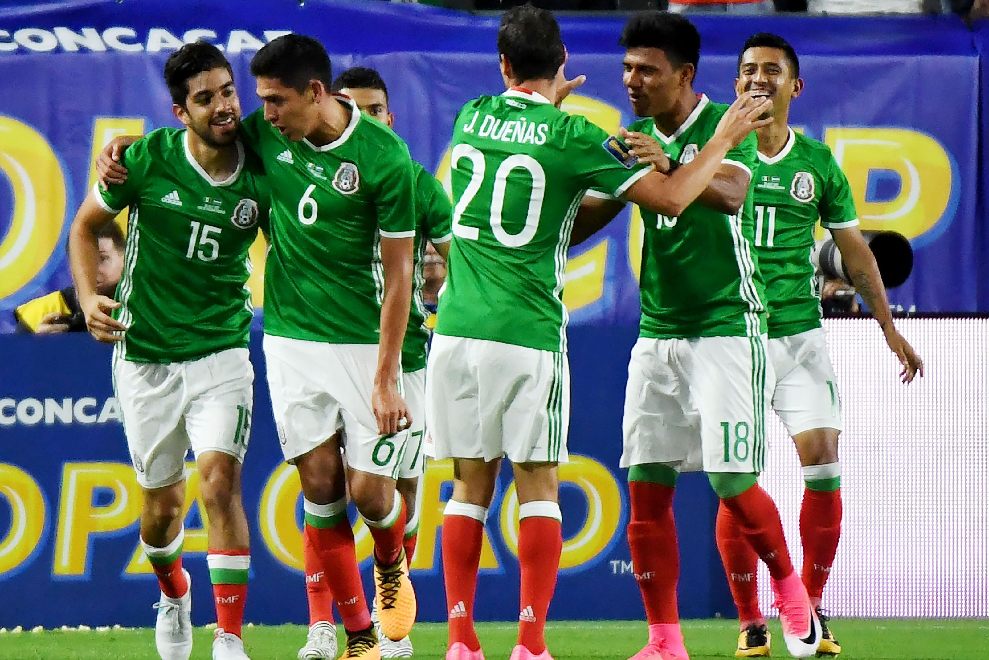 Mexico's Rodolfo Pizarro (L) celebrates with teammates after scoring against Honduras in their quarter final game during the 2017 CONCACAF Gold Cup at the University of Phoenix Stadium on July 20, 2017 in Glendale, Arizona. / AFP PHOTO / MARK RALSTON (Photo credit should read MARK RALSTON/AFP/Getty Images)