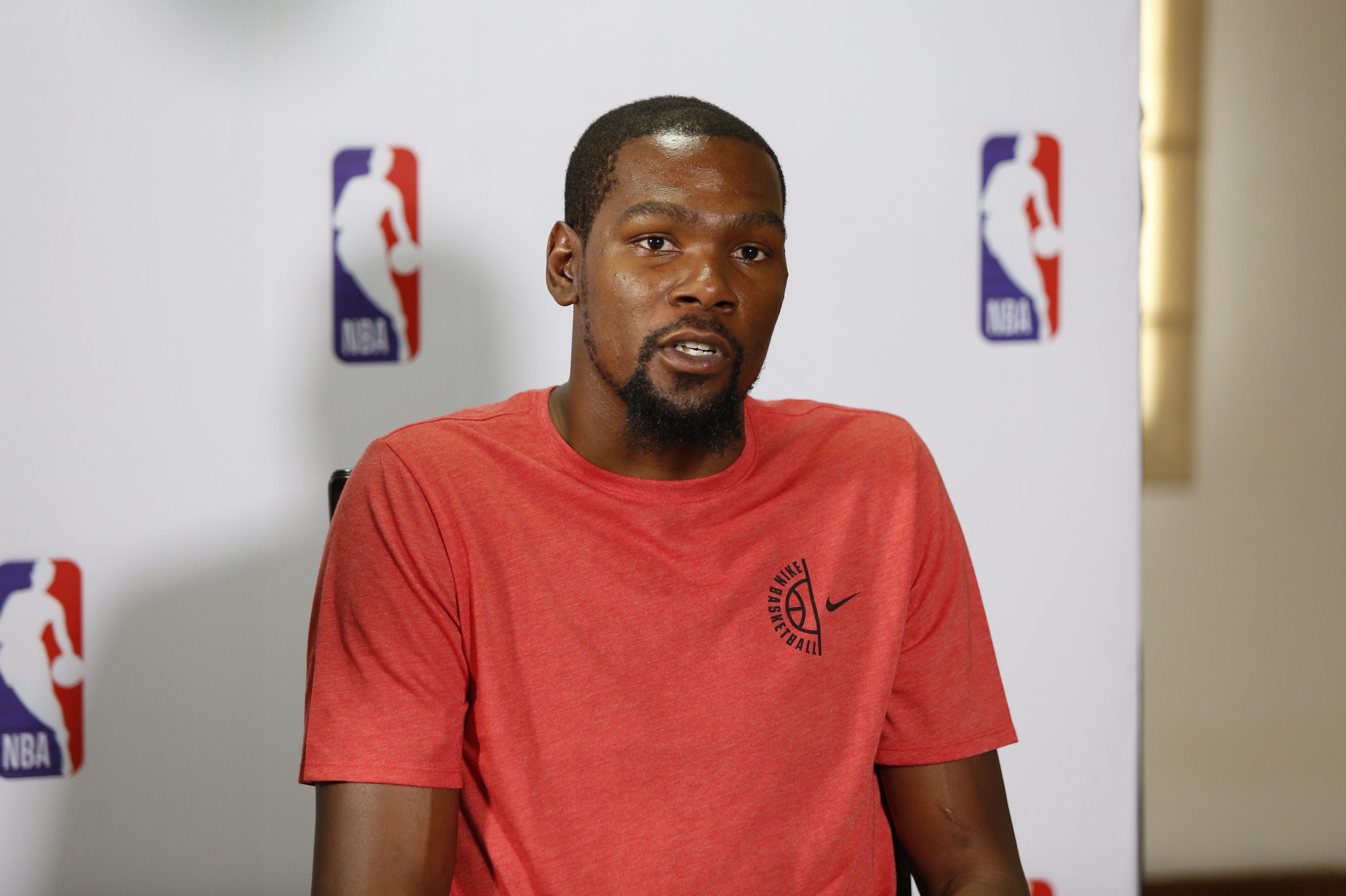 DELHI, INDIA - JULY 28: Kevin Durant #35 of the Golden State Warriors hosts a Jr. NBA Clinic in Delhi National Capital Region in Delhi, India on July 28, 2017. NOTE TO USER: User expressly acknowledges and agrees that, by downloading and/or using this photograph, user is consenting to the terms and conditions of the Getty Images License Agreement. Mandatory Copyright Notice: Copyright 2017 NBAE (Photo by NBA Photos/NBAE via Getty Images)