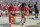 Colin Kaepernick (7) y Eric Reid, de los 49ers de San Francisco, se arrodillan durante la interpretación del himno nacional,antes de un partido de la NFL, frente a los Panthers de Carolina, el domingo 18 de septiembre de 2016 (AP Foto/Mike McCarn)