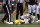 El linebacker de los Steelers, Ryan Shazier, aparece tirado en el césped tras sufrir una lesión en un partido contra los Bengals el lunes, 4 de diciembre de 2017, en Cincinnati.  (AP Foto/Frank Victores)