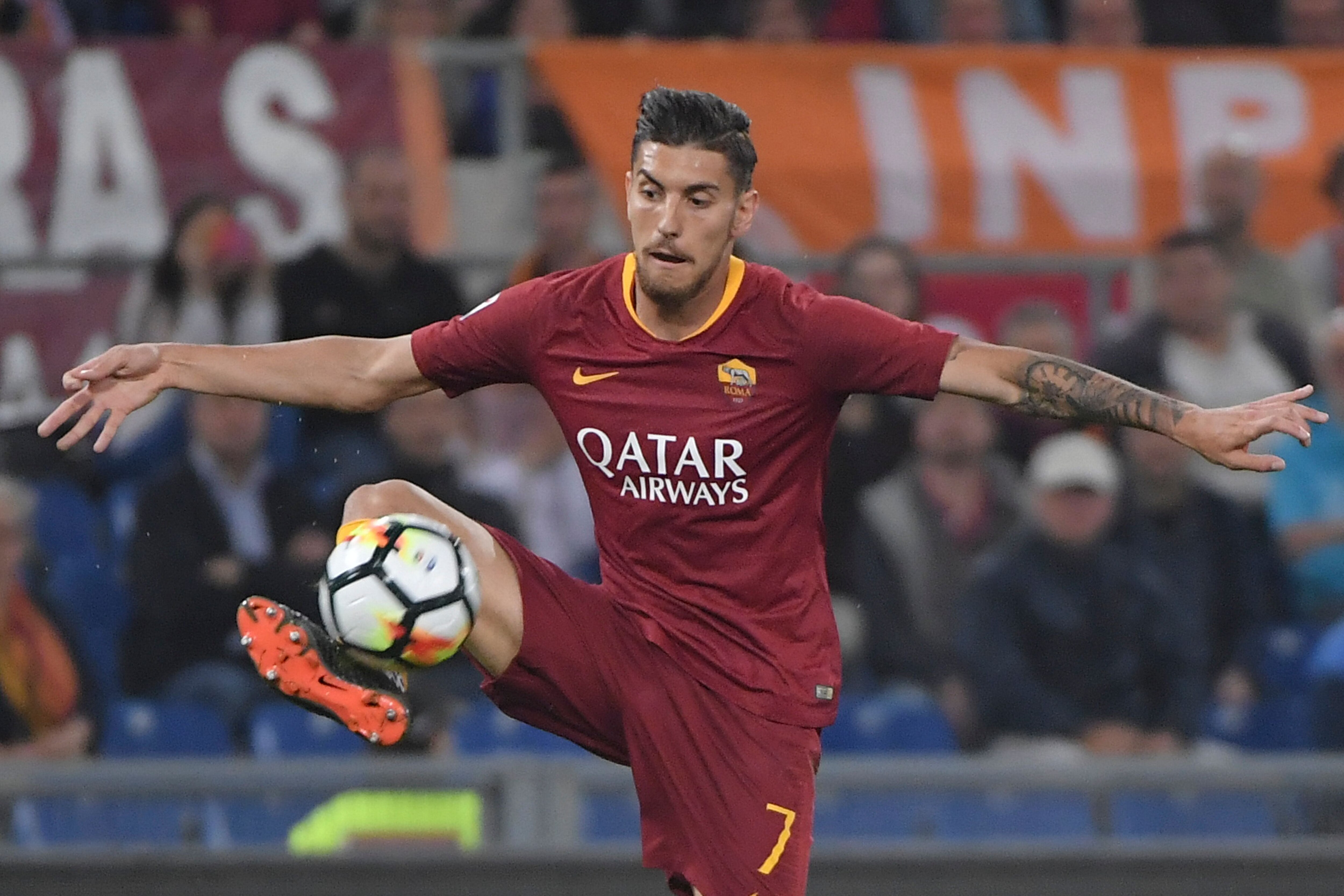 Roma's Italian midfielder Lorenzo Pellegrini controls the ball during the Italian Serie A football match AS Roma vs Juventus at the Olympic stadium on May 13, 2018 in Rome. (Photo by Tiziana FABI / AFP) (Photo credit should read TIZIANA FABI/AFP/Getty Images)