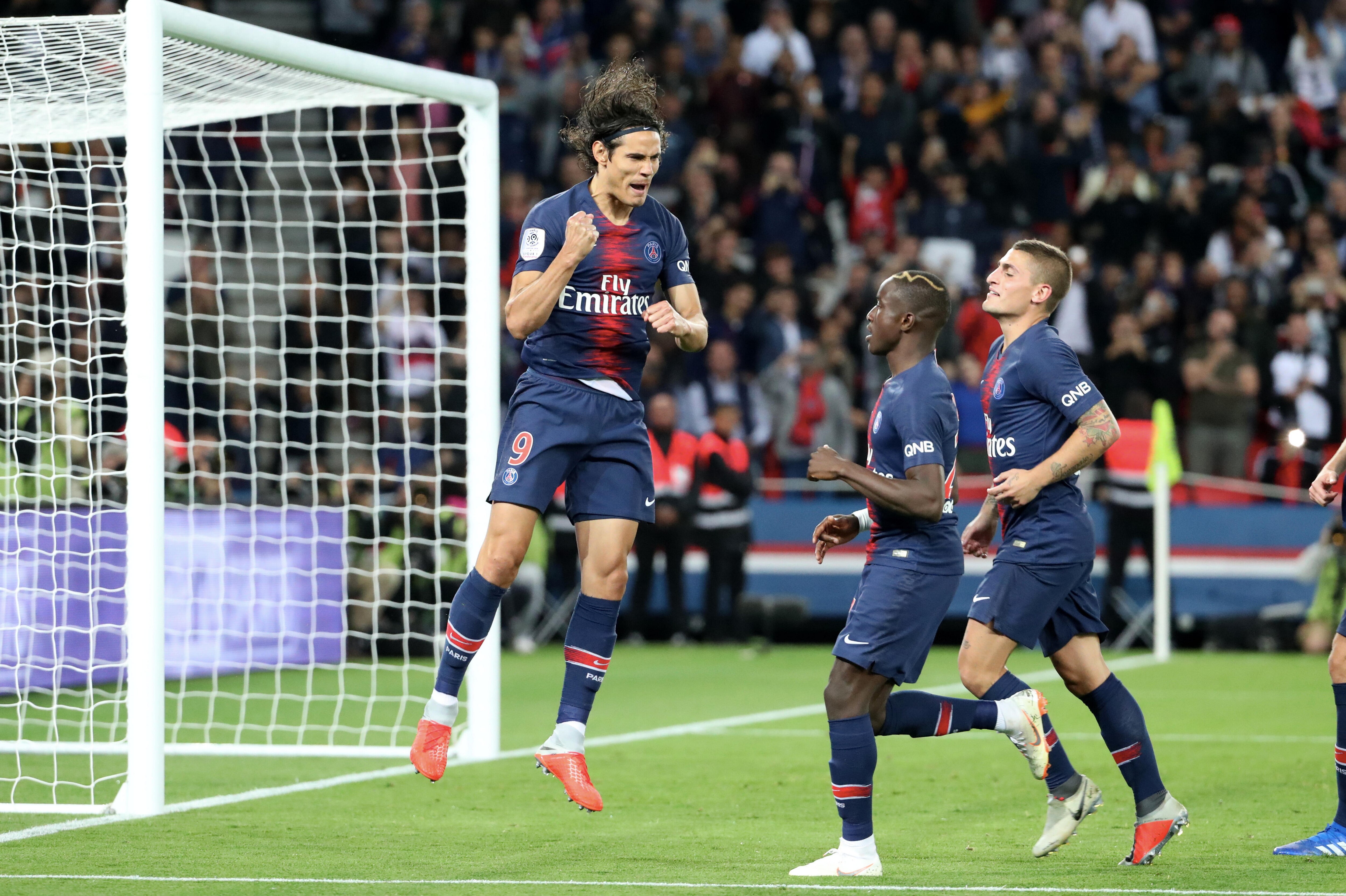 PARIS, FRANCE - SEPTEMBER 14: Edinson Cavani of Paris Saint-Germain celebrates his goal with Moussa Diaby and Marco Verratti during the French Ligue 1 match between Paris Saint Germain and AS Saint Etienne on September 14, 2018 in Paris, France. (Photo by Xavier Laine/Getty Images)