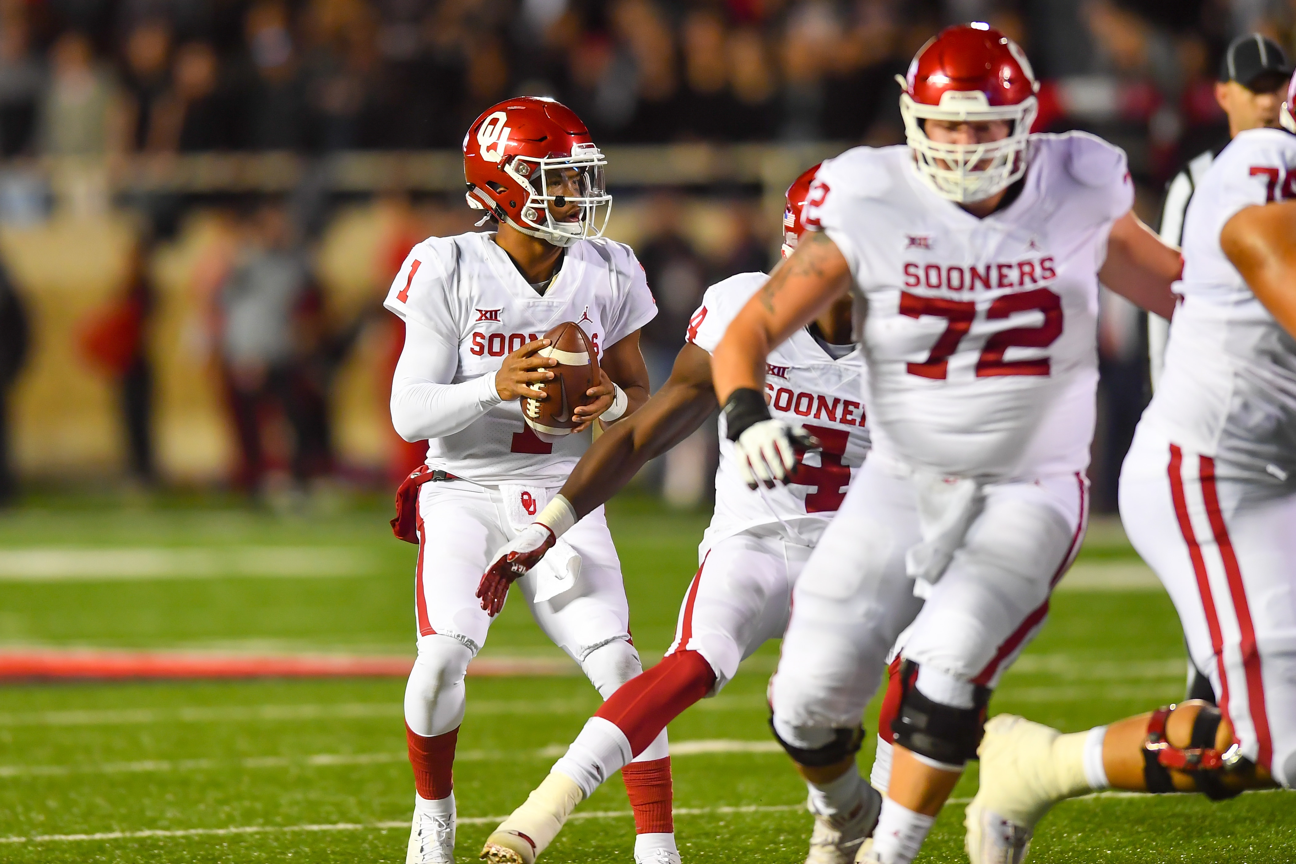 LUBBOCK, TX - NOVEMBER 03: Kyler Murray #1 of the Oklahoma Sooners looks to pass during the first half of the game against the Texas Tech Red Raiders on November 3, 2018 at Jones AT&T Stadium in Lubbock, Texas. (Photo by John Weast/Getty Images)