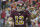 Colt McCoy (12) festeja una anotación de Adrian Peterson contra Houston el 18 de noviembre del 2018 en Landover, Maryland. McCoy será el nuevo quarterback de los Redskins tras la lesión que impedirá a Alex Smith jugar el resto de la temporada. (AP Photo/Mark Tenally)