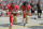 Colin Kaepernick (7) y Eric Reid, de los 49ers de San Francisco, se arrodillan durante la interpretación del himno nacional,antes de un partido de la NFL, frente a los Panthers de Carolina, el domingo 18 de septiembre de 2016 (AP Foto/Mike McCarn)