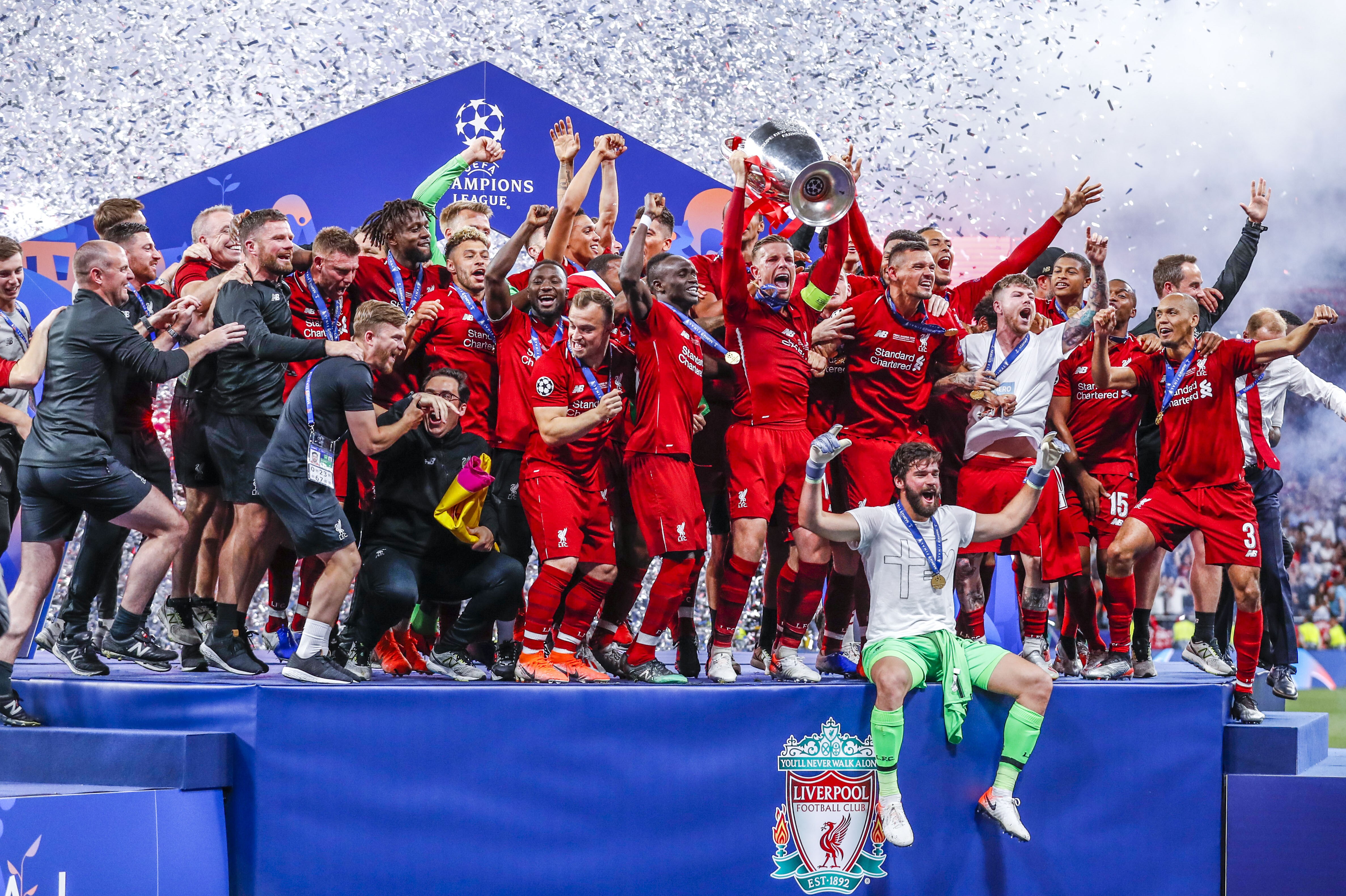 MADRID, SPAIN - JUNE 1: Alisson Becker of Liverpool FC, Fabinho of Liverpool FC, Virgil van Dijk of Liverpool FC, Georginio Wijnaldum of Liverpool FC, Roberto Firmino of Liverpool FC, Sadio Mane of Liverpool FC, Mohamed Salah of Liverpool FC, Jordan Henderson of Liverpool FC, Andy Robertson of Liverpool FC, Joel Matip of Liverpool FC, Trent Alexander-Arnold of Liverpool FC, Simon Mignolet of Liverpool FC, Dejan Lovren of Liverpool FC, James Milner of Liverpool FC, Joe Gomez of Liverpool FC, Daniel Sturridge of Liverpool FC, Alberto Moreno of Liverpool FC, Adam Lallana of Liverpool FC, Alex Oxlade Chamberlain of Liverpool FC, Xherdan Shaqiri of Liverpool FC, , Divock Origi of Liverpool FC assistent trainer Pepijn Lijnders of Liverpool FC, coach Jurgen Klopp of Liverpool FC, celebrates the championship with the Trophy during the UEFA Champions League match between Tottenham Hotspur v Liverpool at the Wanda Metropolitano on June 1, 2019 in Madrid Spain (Photo by David S. Bustamante/Soccrates/Getty Images)