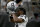 El wide receiver de los Raiders de Oakland, Antonio Brown (84), se coloca el casco antes de un juego de pretemporada de la NFL contra los Cardenales de Arizona, el jueves 15 de agosto de 2019, en Glendale, Arizona. (AP Foto/Rick Scuteri)