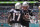 El quarterback de los Patriotas de Nueva Inglaterra Tom Brady y el wide receiver Antonio Brown celebran después del touchdown de Brown en la primera mitad del juego ante los Dolphins de Miami, el domingo 15 de septiembre de 2019, en Miami Gardens, Florida. (AP Foto/Lynne Sladky)