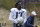 El wide receiver de los Patriots de Nueva Inglaterra, Antonio Brown, toma su casco durante un entrenamiento de la NFL, el miércoles 18 de septiembre de 2019, en Foxborough, Massachusetts. (AP Foto/Steven Senne)