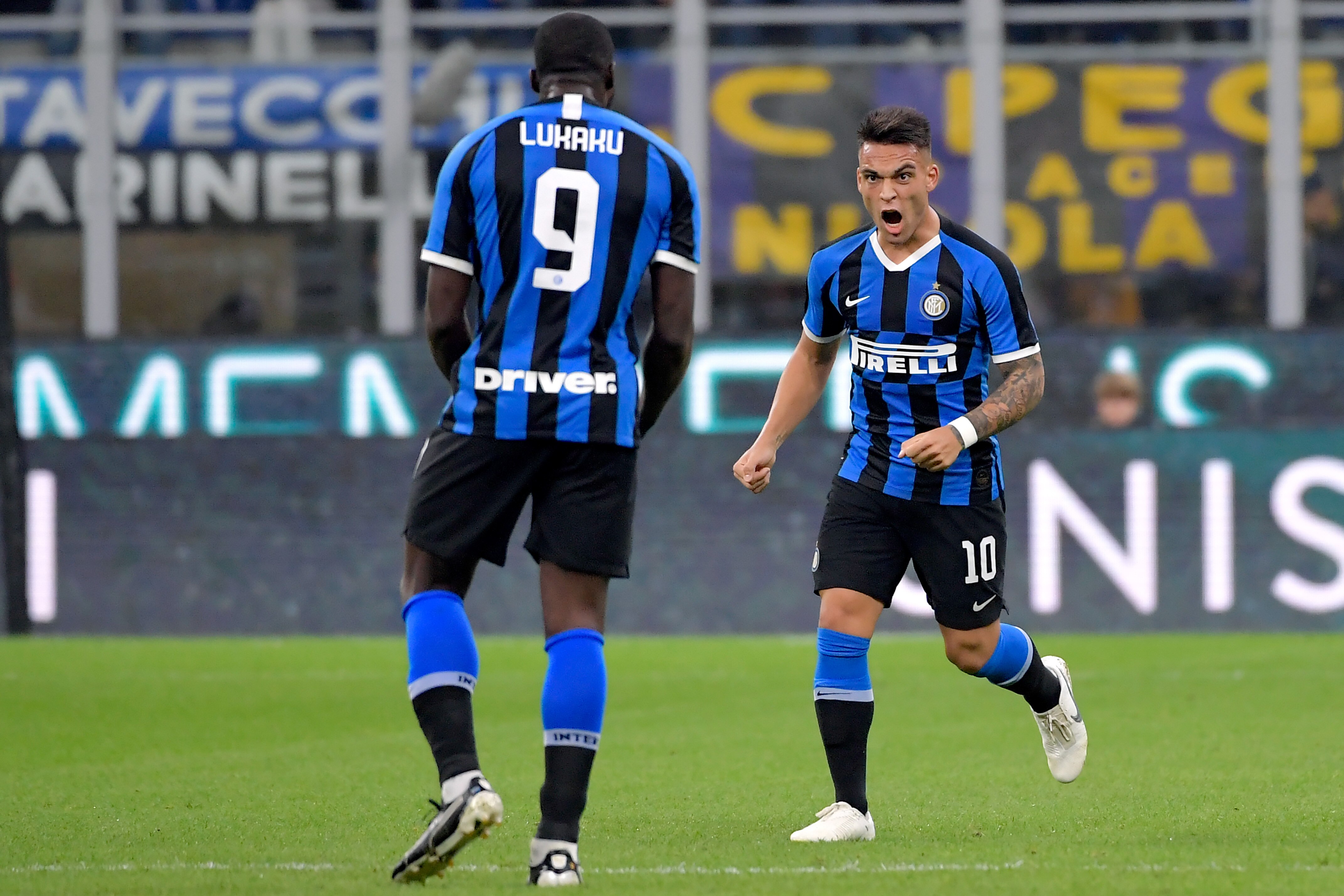 MILAN, ITALY - OCTOBER 6: (L-R) Romelu Lukaku of Internazionale, Lautaro Martinez of Internazionale celebrate 1-1 during the Italian Serie A match between Internazionale v Juventus at the San Siro on October 6, 2019 in Milan Italy (Photo by Mattia Ozbot/Soccrates/Getty Images)