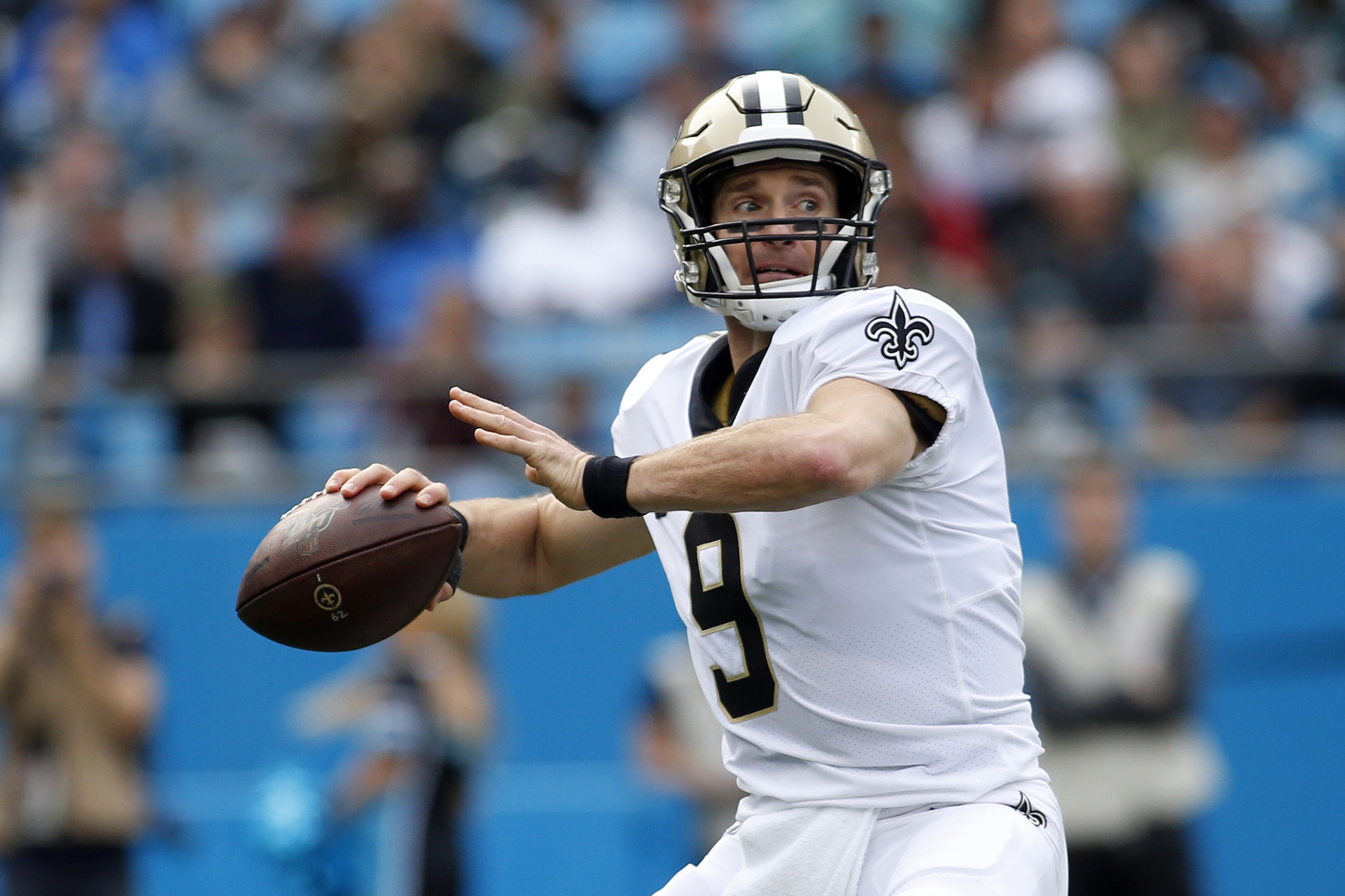 El quarterback Drew Brees, de los Saints de Nueva Orleáns, lanza un pase en el duelo con los Panthers de Carolina, el domingo 29 de diciembre de 2019, en Charlotte, Carolina del Norte. (AP Foto/Brian Blanco)