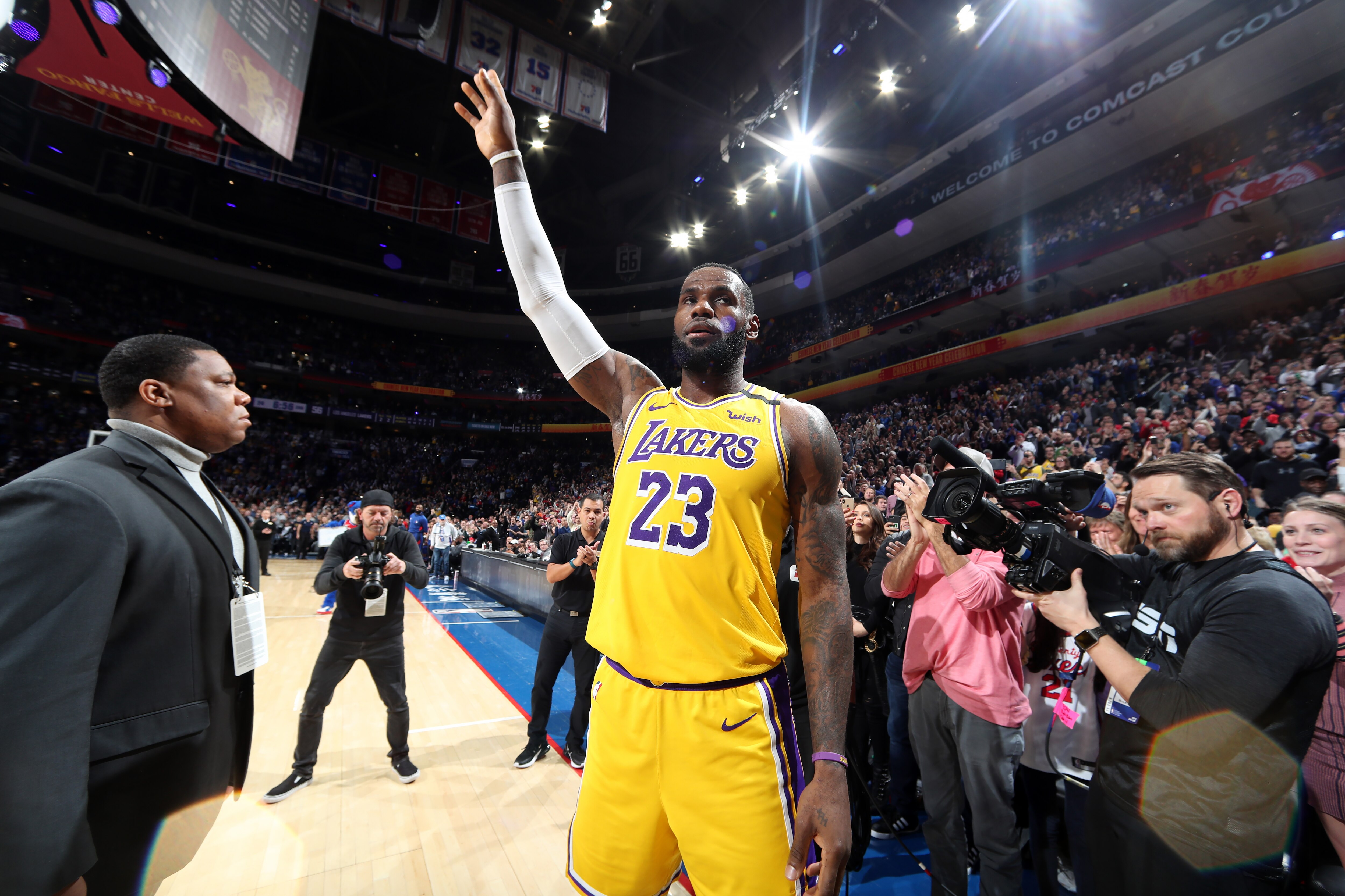 PHILADELPHIA, PA - JANUARY 25: LeBron James #23 of the Los Angeles Lakers thanks the crowd after passing Kobe Bryant for third on NBA's all-time scoring liston January 25, 2020 at the Wells Fargo Center in Philadelphia, Pennsylvania NOTE TO USER: User expressly acknowledges and agrees that, by downloading and/or using this Photograph, user is consenting to the terms and conditions of the Getty Images License Agreement. Mandatory Copyright Notice: Copyright 2020 NBAE (Photo by Nathaniel S. Butler/NBAE via Getty Images)
