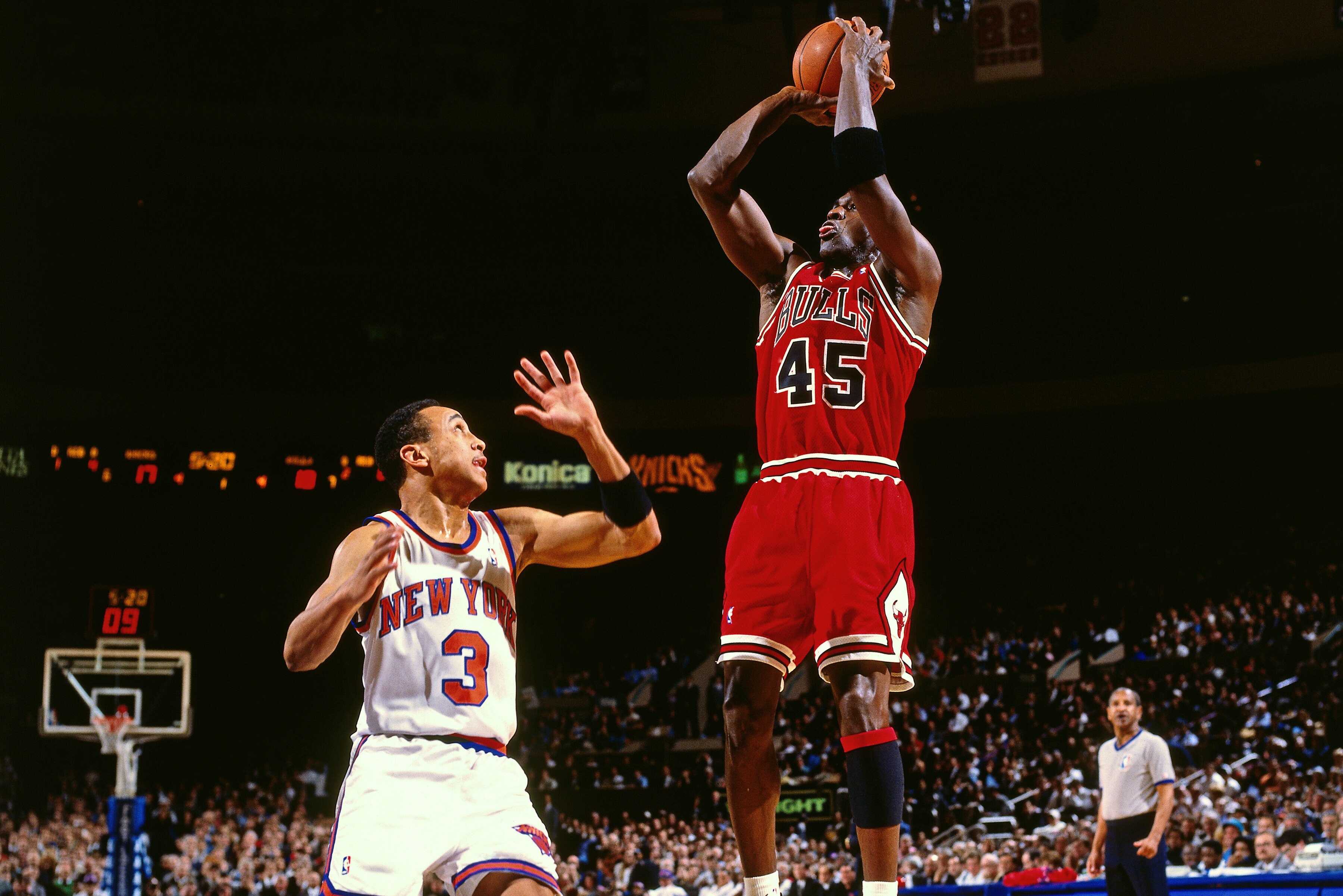 NEW YORK - MARCH 28: Michael Jordan #45 of the Chicago Bulls shoots against John Starks #3 of the New York Knicks on March 28, 1995 at Madison Square Garden in New York City. Michael Jordan scored 55 points during the game. NOTE TO USER: User expressly acknowledges and agrees that, by downloading and or using this photograph, User is consenting to the terms and conditions of the Getty Images License Agreement. Mandatory Copyright Notice: Copyright 1995 NBAE (Photo by Andy Hayt/NBAE via Getty Images)