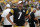 El quarterback Ben Roethlisberger, de los Steelers de Pittsburgh, observa el marcador cerca del final en la derrota ante los Seahawks de Seattle, el domingo 15 de septiembre de 2019, en Pittsburgh. (AP Foto/Gene J. Puskar)
