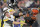 Myles Garrett, defensive end de los Browns de Cleveland, usa el casco de Mason Rudolph, de los Steelers de Pittsburgh, para golpearlo al final del partido del jueves 14 de noviembre de 2019 (AP Foto/David Richard)