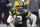 ARCHIVO - En esta foto de archivo del 16 de enero de 2021, Aaron Rodgers, quarterback de los Packers de Green Bay, acarrea el balón durante un partido de playoffs ante los Rams de Los Ángeles (AP Foto/Jeffrey Phelps, archivo)
